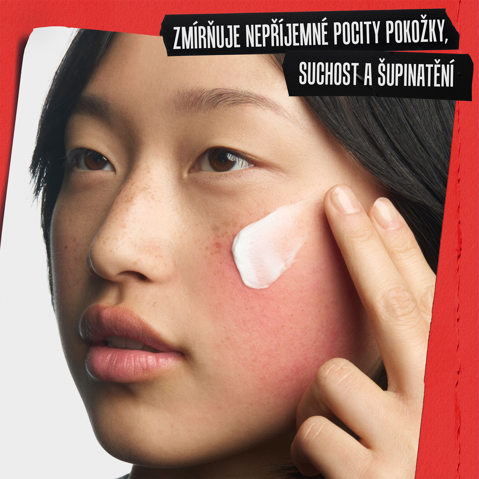 Detail aplikace regeneračniho kremu na podražděnou tvař. Text zni: ZMIRŇUJE NEPŘIJEMNE POCITY PLETI, SUCHOST A ŠUPINATĚNI.