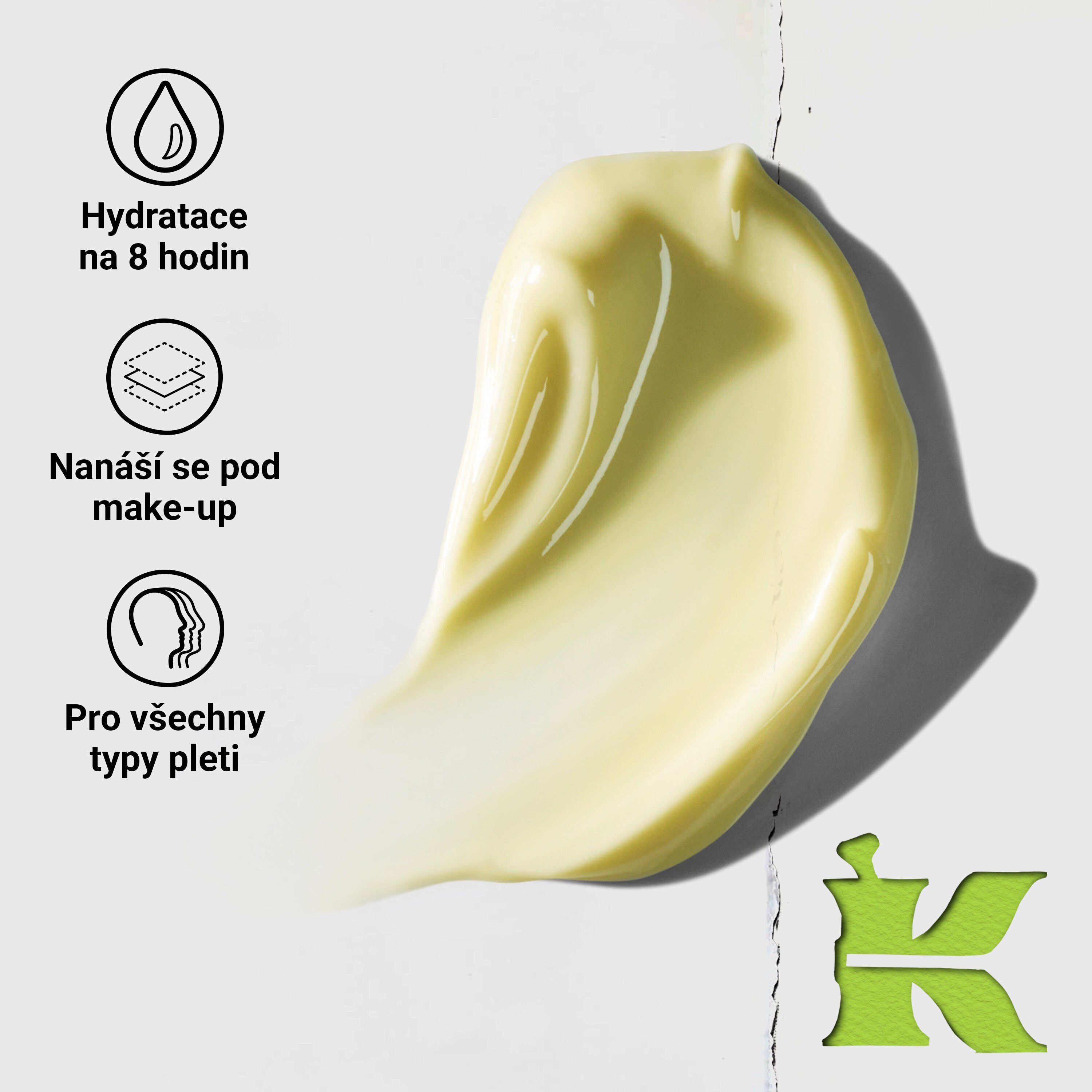 Mrkajici modelka s kelimkem Kiehl's Creamy Eye Treatment with Avocado zakryvajicim jedno oko