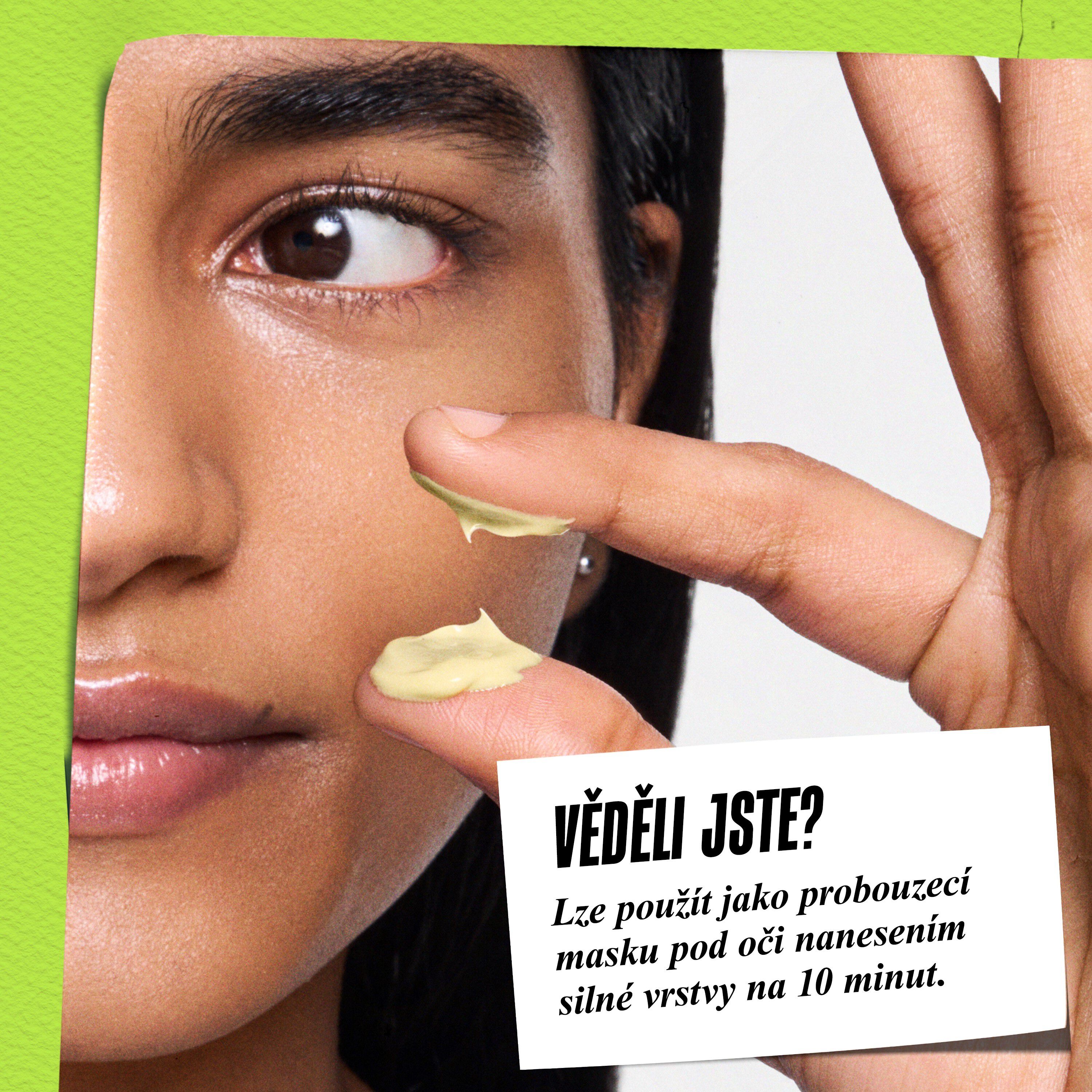 Modelka držici skleničku Kiehl's Creamy Eye Treatment with Avocado