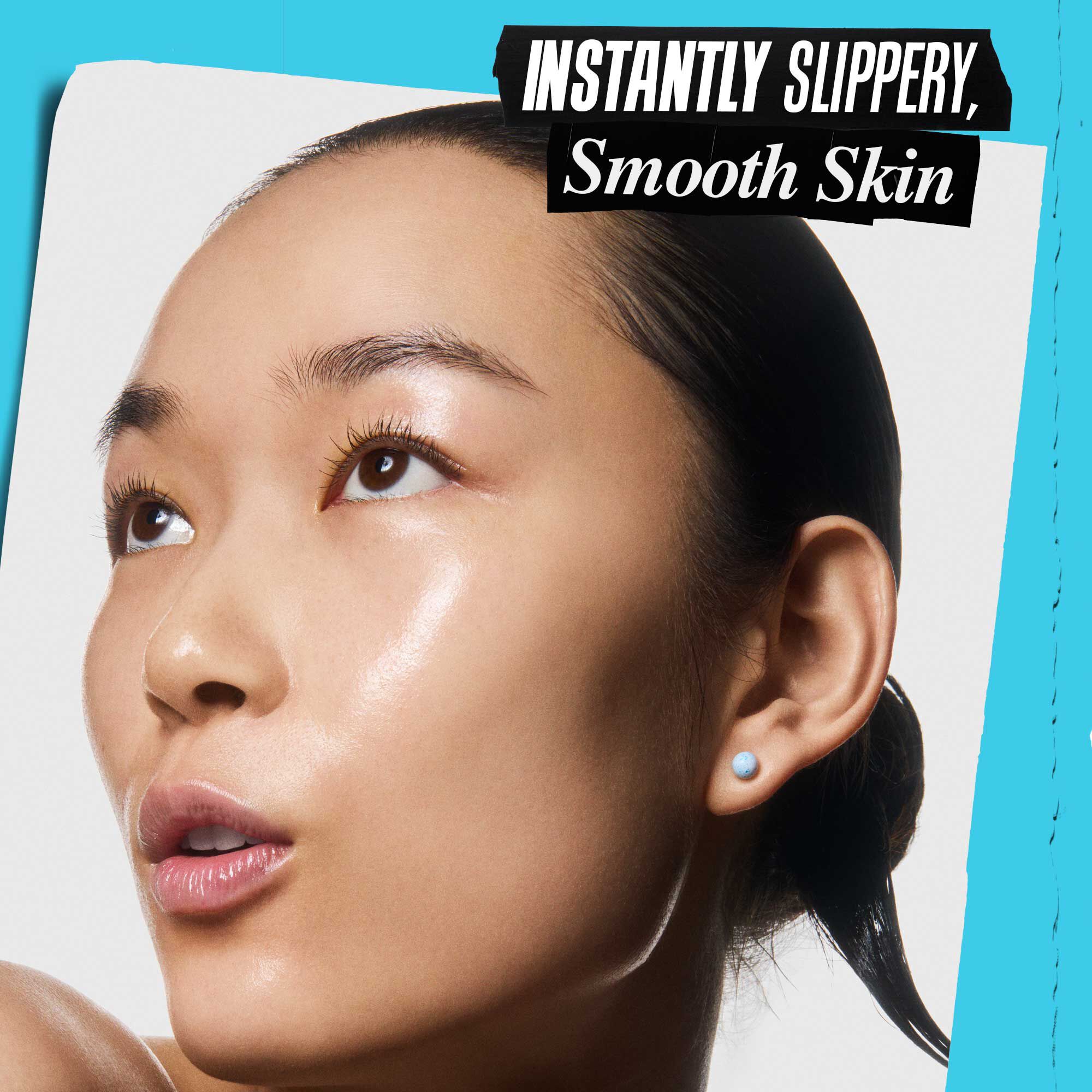 Osoba aplikujici Kiehl's Clearly Corrective Triple Acid Peel na svou pleť.