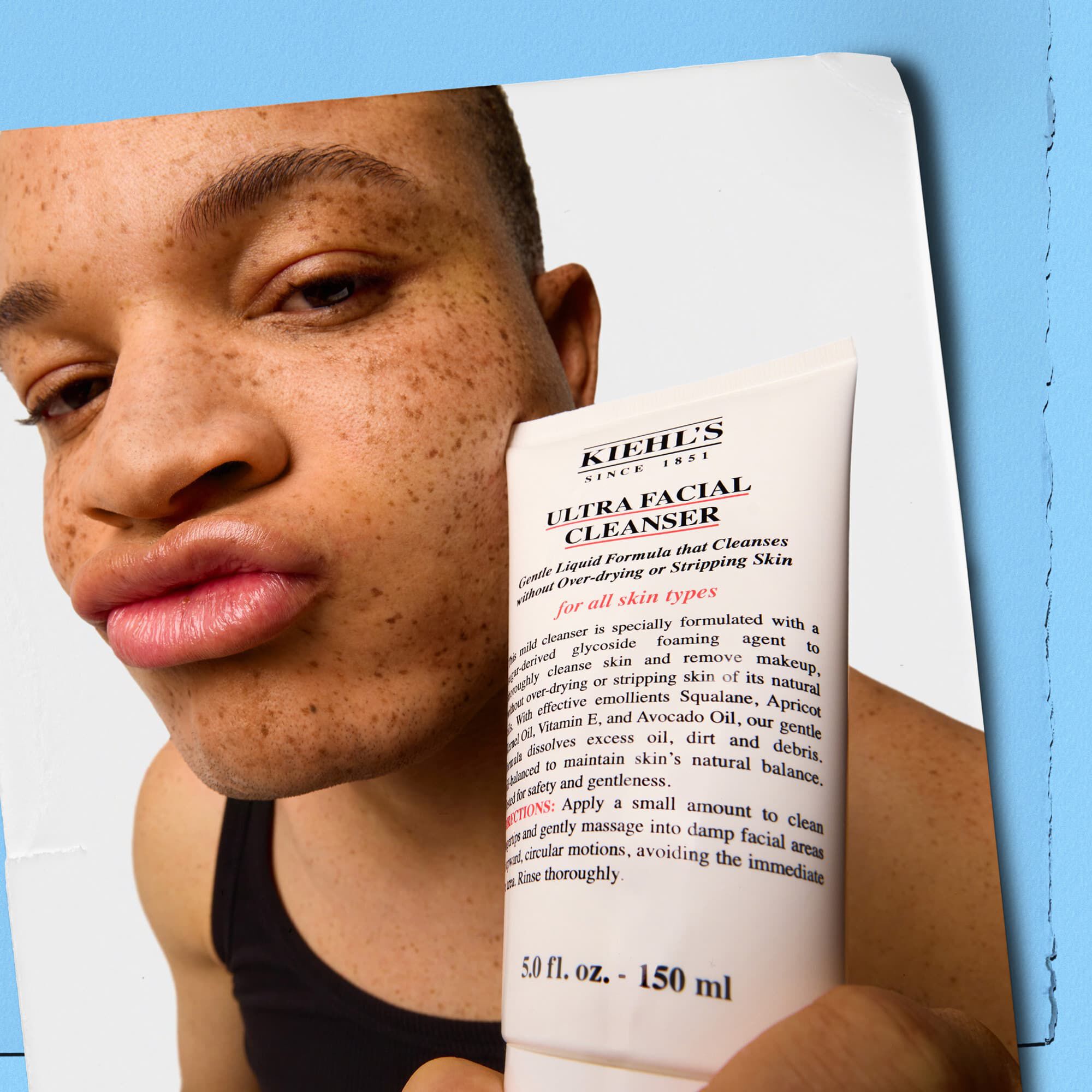 Modelka držici tubu Kiehl's Ultra Facial Cleanser