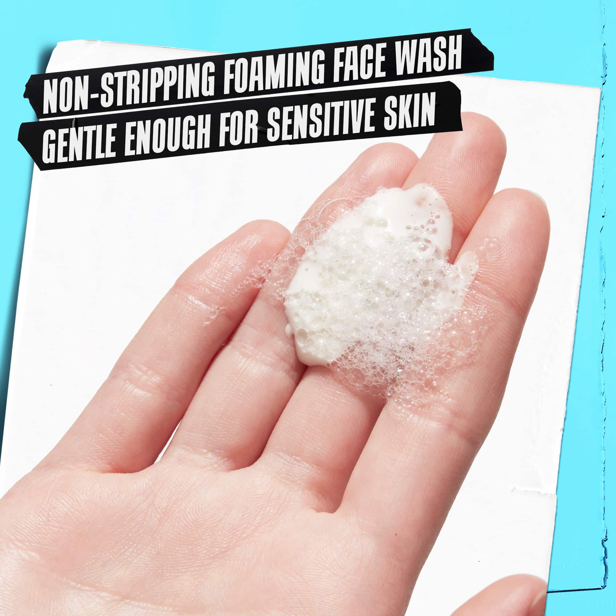 Ruka držici pěnu Ultra Facial Oil-Free Cleanser s napisem „Nevysušujici pěnivy myci gel, dostatečně jemny pro citlivou pleť.“