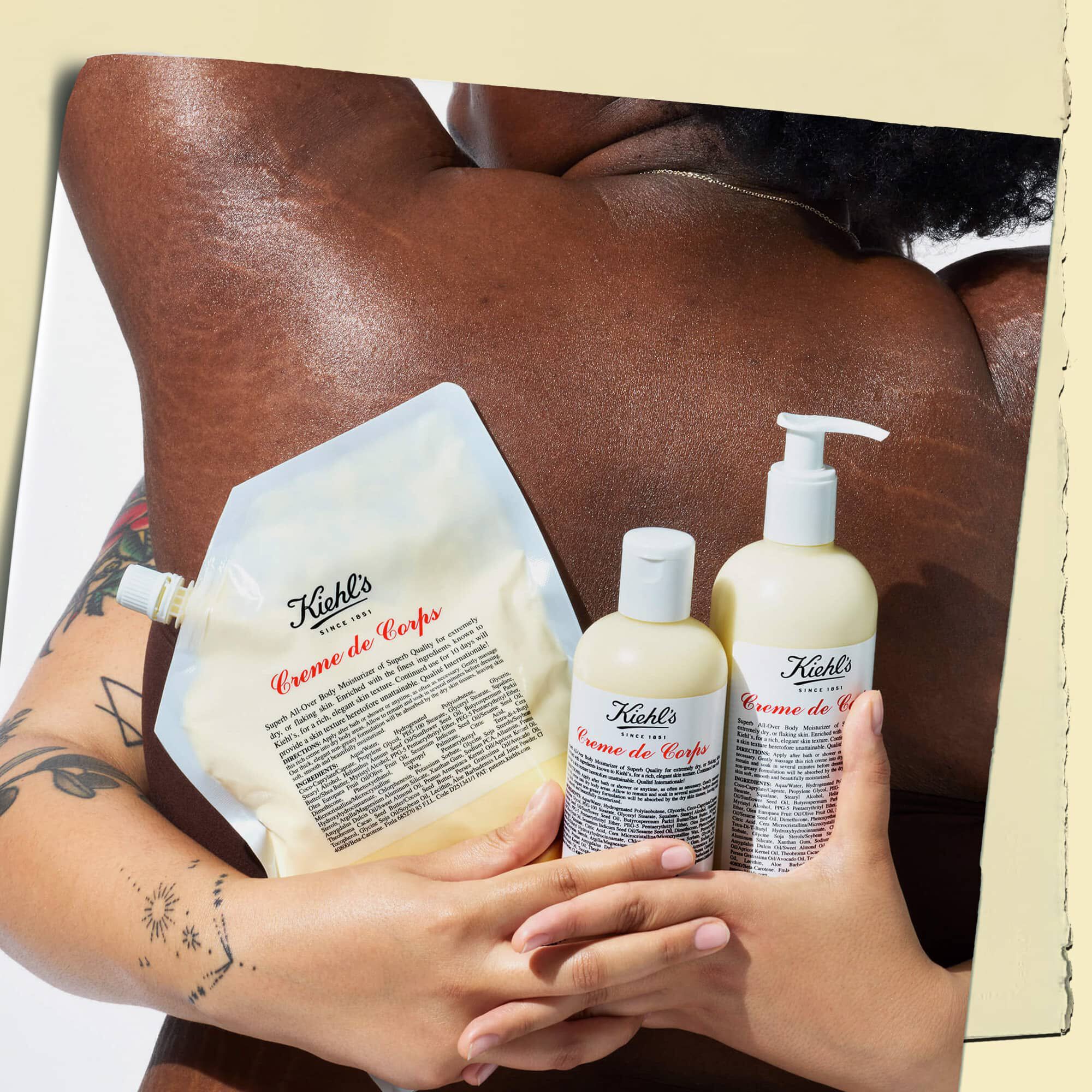 Dvě objimajici se modelky držici tři lahvičky Creme de Corps v různych velikostech