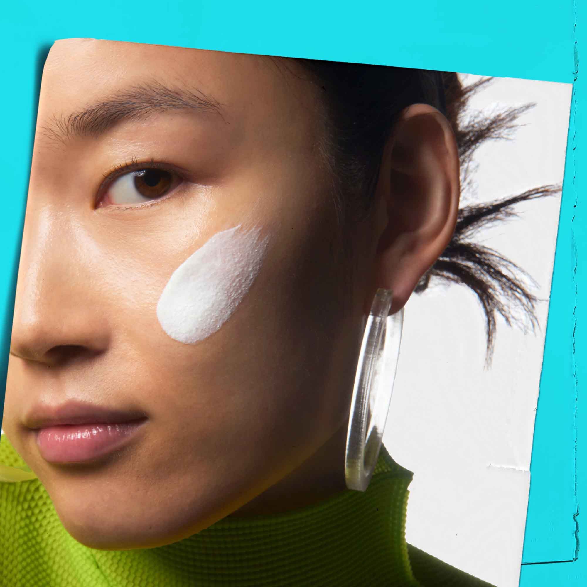 Ultra Light Daily UV Defense Aqua Gel aplikovany na pleť.