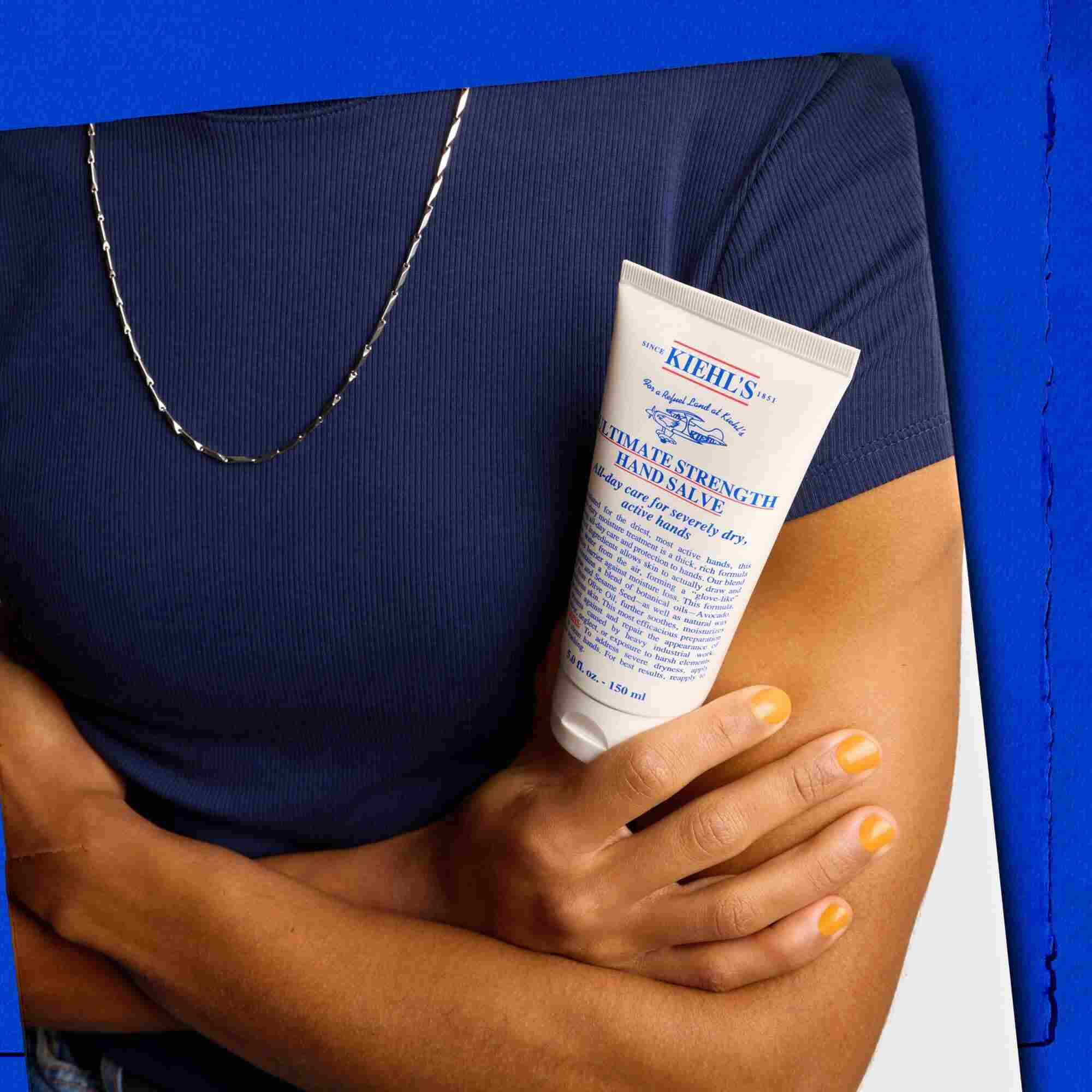 Modelka držici tubu Kiehl's Ultimate Strength Hand Salve