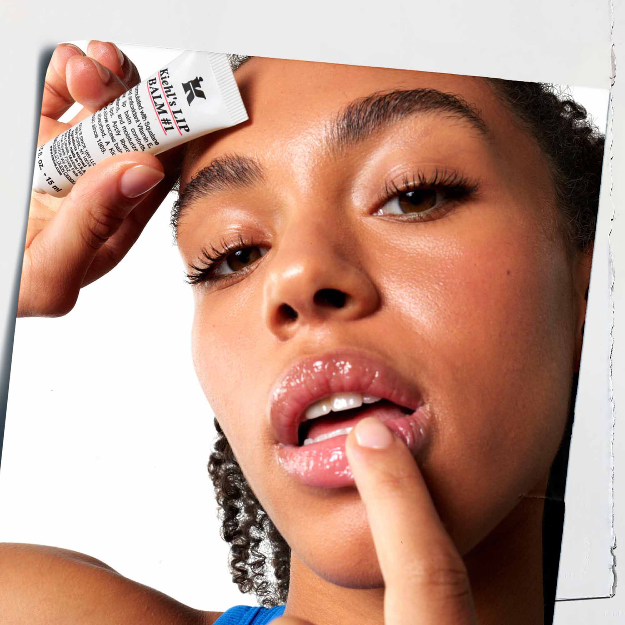 Aplikace balzamu Lip Balm #1 na rty, ukazujici jeho použiti na pleti.
