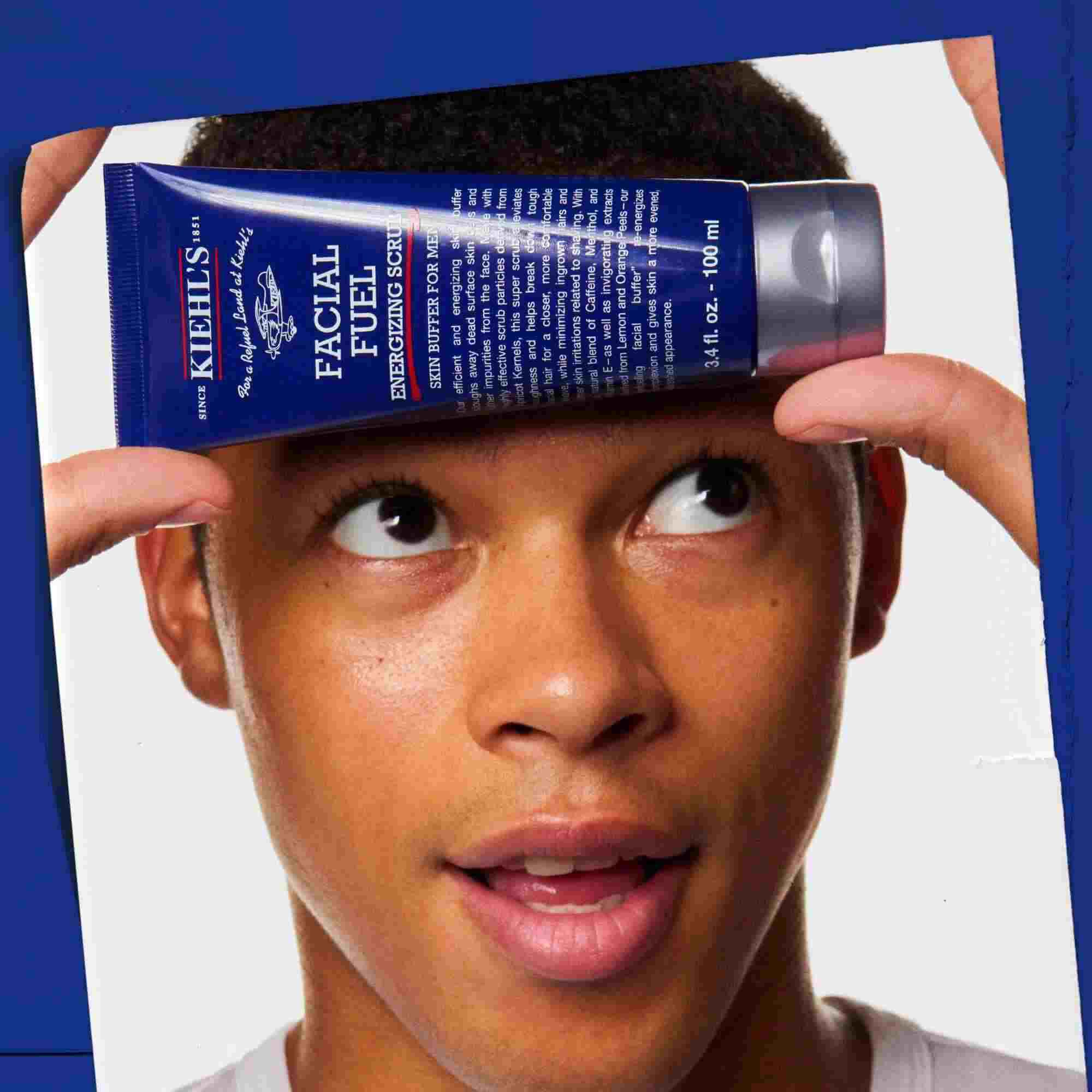 Facial Fuel Energizing Scrub v ruce, ilustrujici jeho použiti.