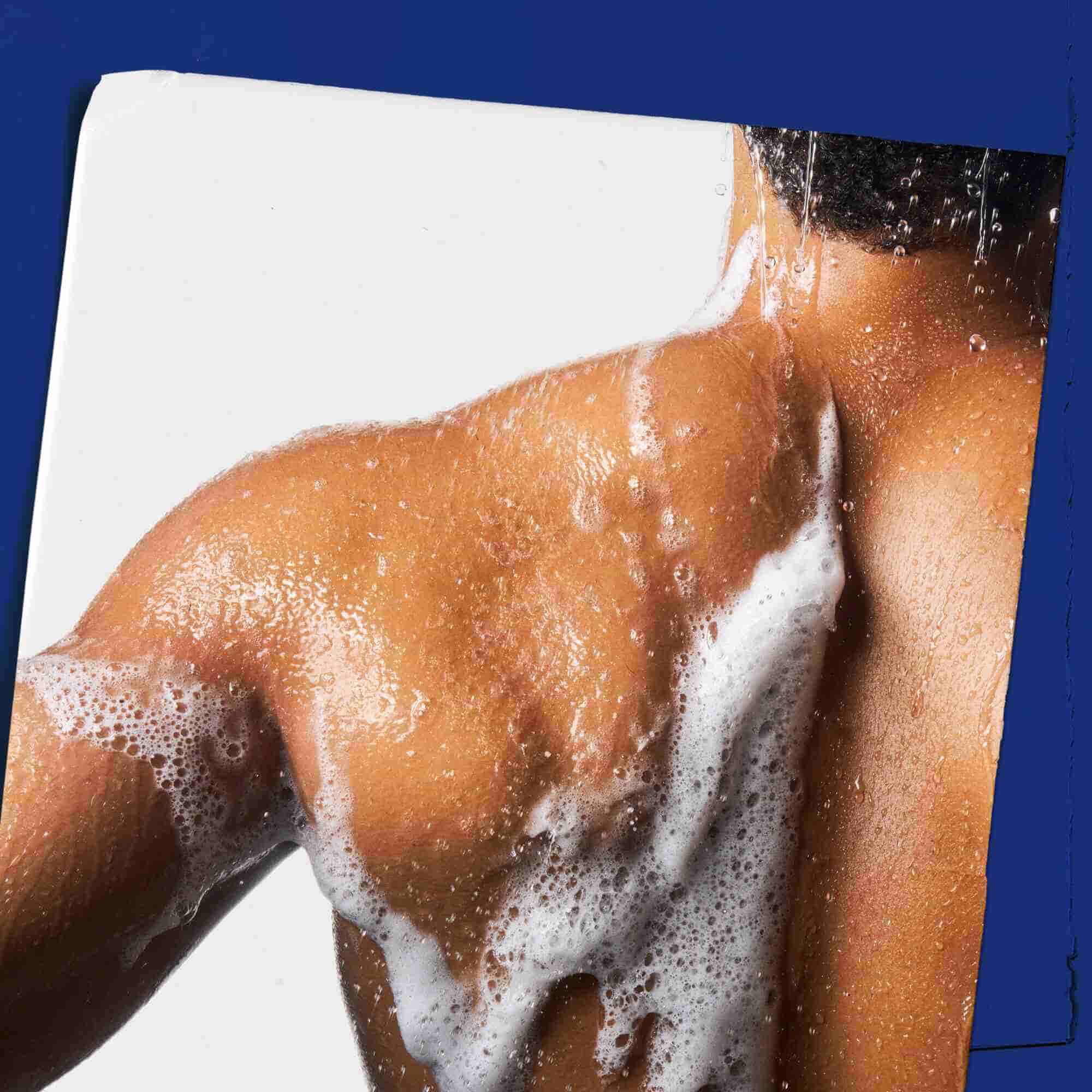 Pěnici myci gel Body Fuel All-In-One Energizing Wash na pokožce.