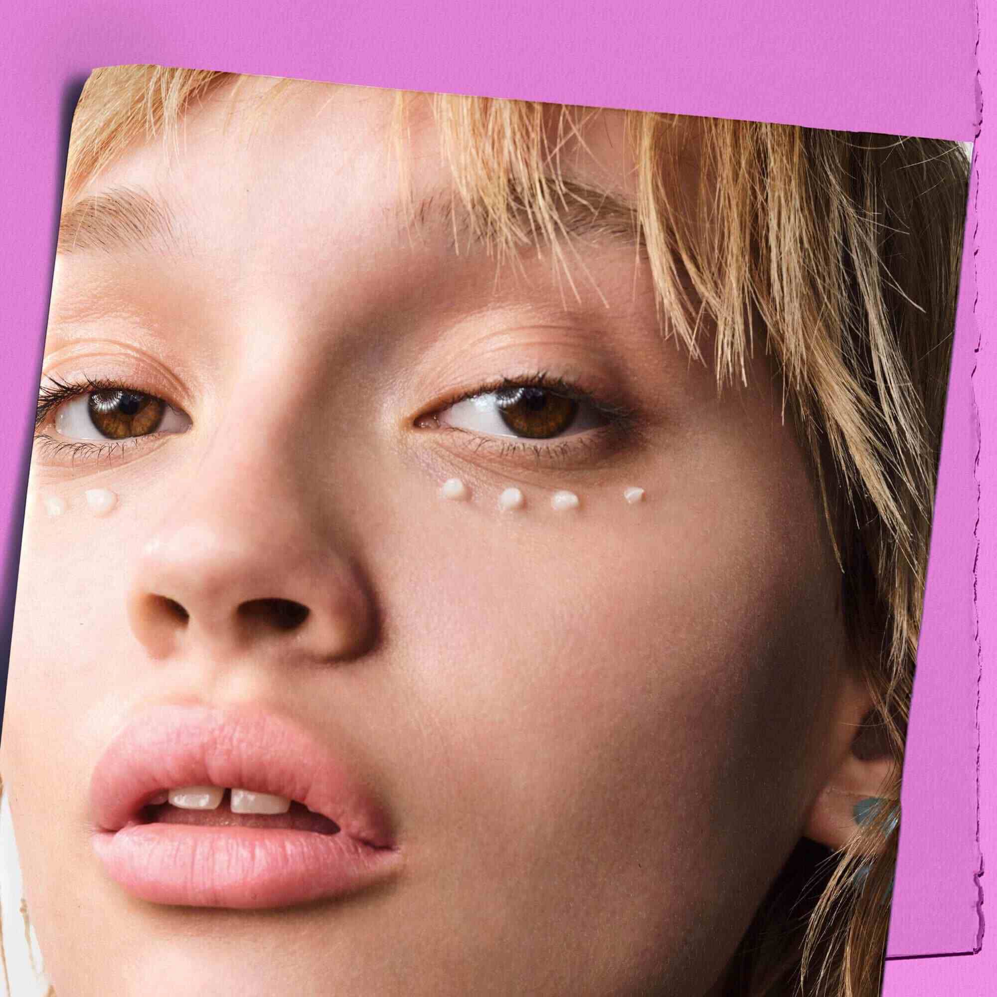 Modelka s tečkami peče Kiehl's Super Multi-Corrective Eye Zone Treatment pod očima