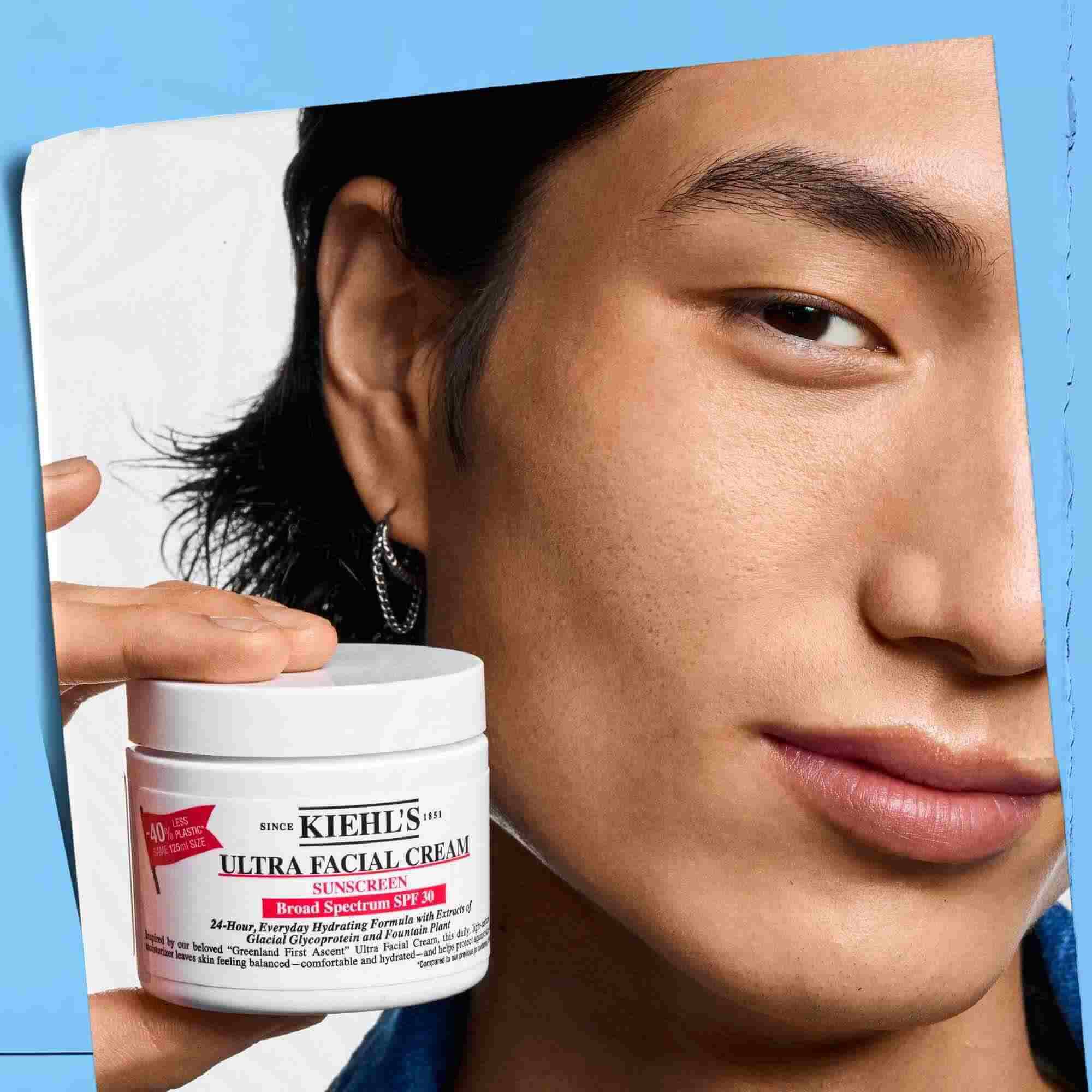 Ultra Facial Cream SPF 30 drženy v ruce, ukazujici jeho přenosnost a snadne použiti.