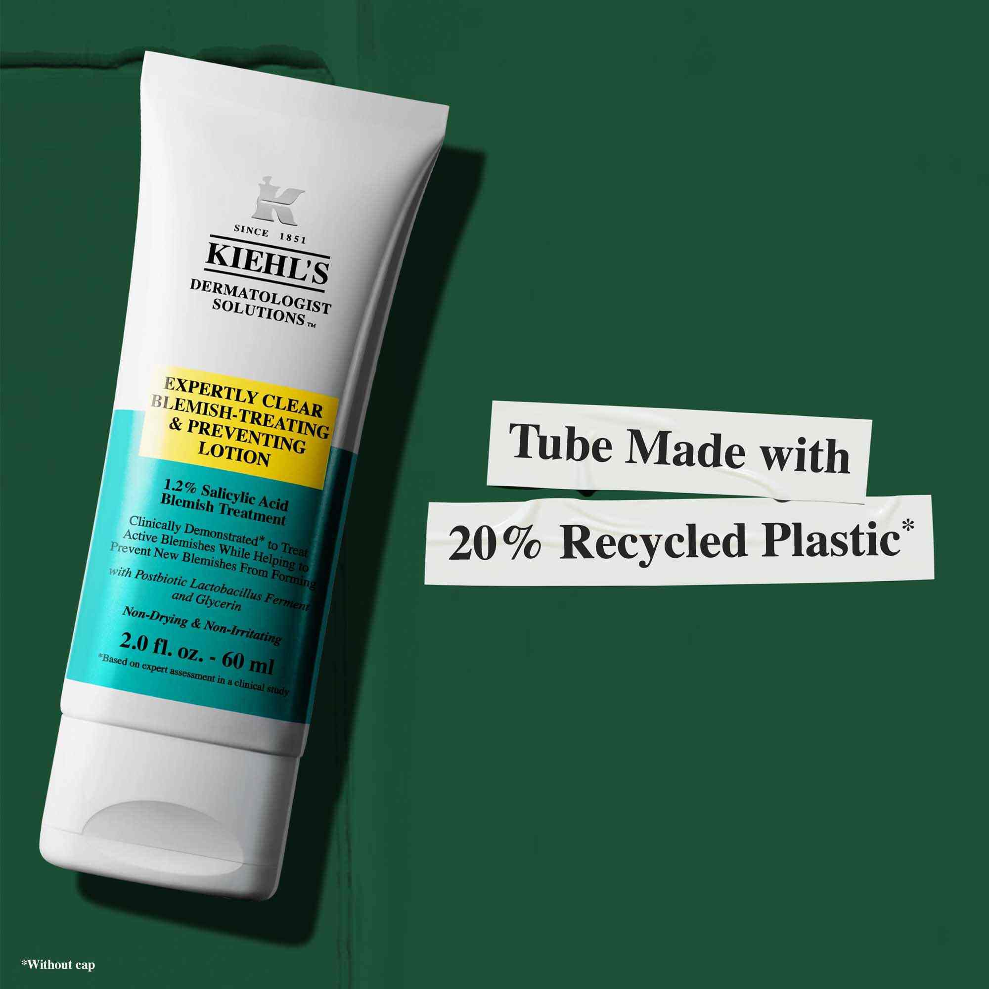 Tuba Expertly Clear Blemish-Treating & Preventing Lotion s textem zdůrazňujicim udržitelnost: „Tuba vyrobena z 20 % recyklovaneho plastu.“