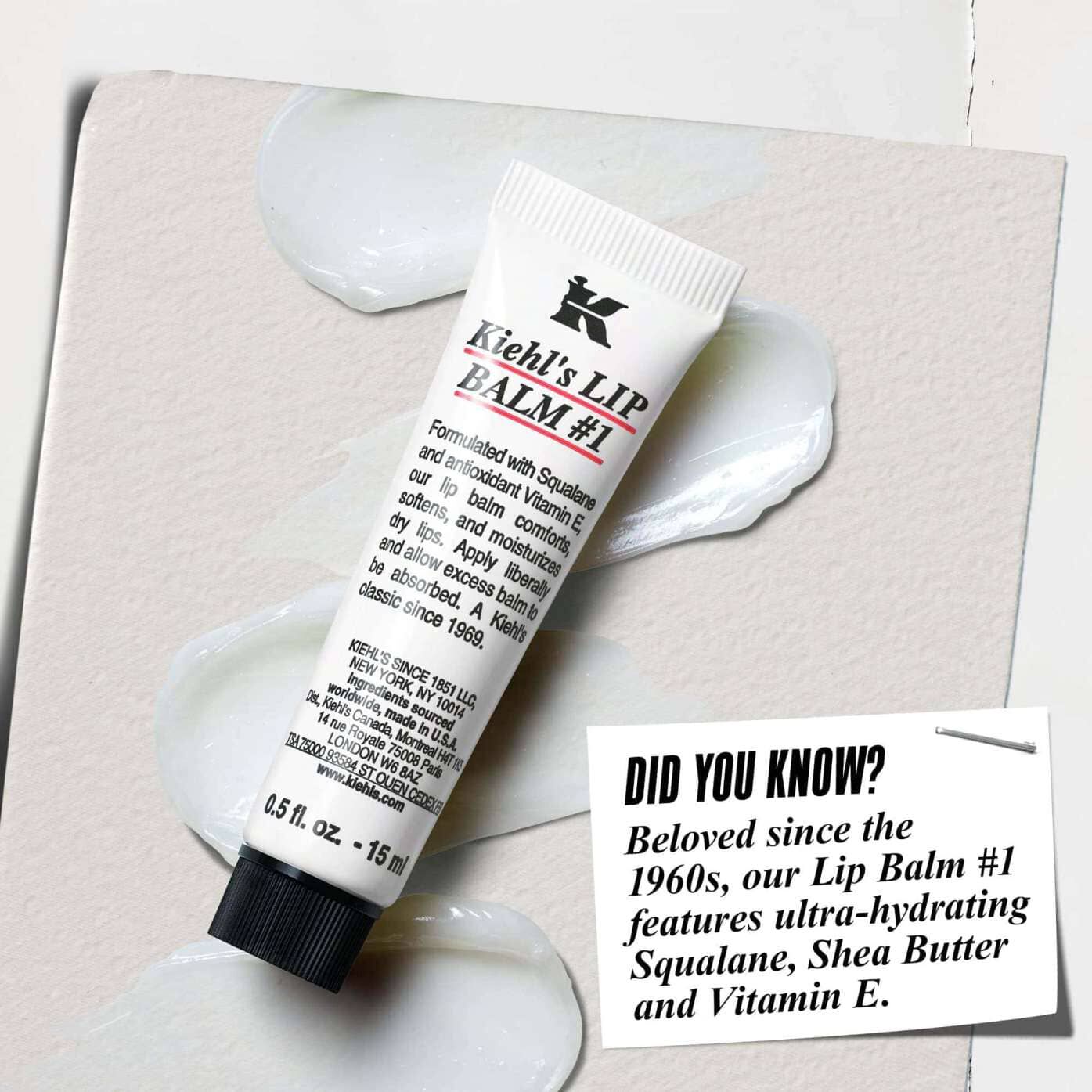 Tuba balzamu Lip Balm #1 na bilem povrchu s textem: „Věděli jste? Složeni se skvalanem, bambuckym maslem a vitaminem E pro hydratovane, hladši rty.“