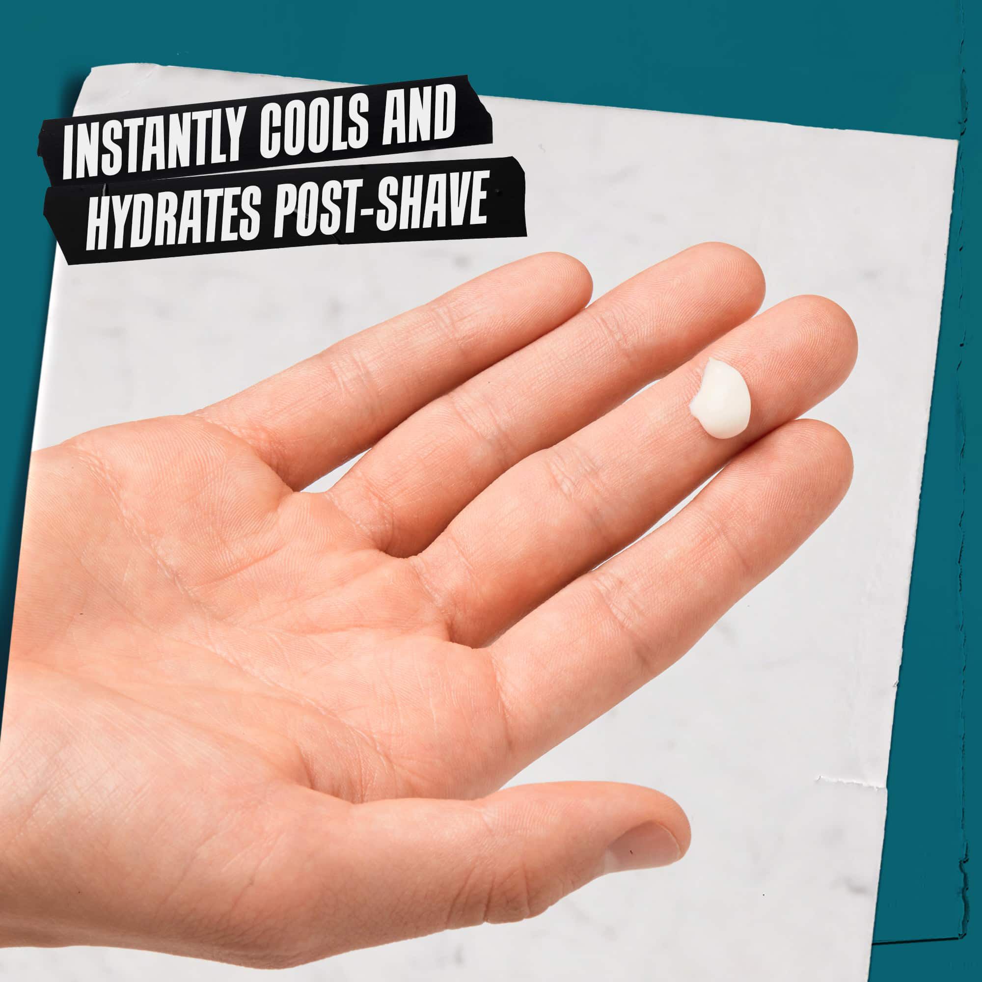 Ruka s malym množstvim Close Shavers Squadron Smooth Glider Precision Shave Lotion. Text zni „Okamžitě chladi a zklidňuje po holeni.“