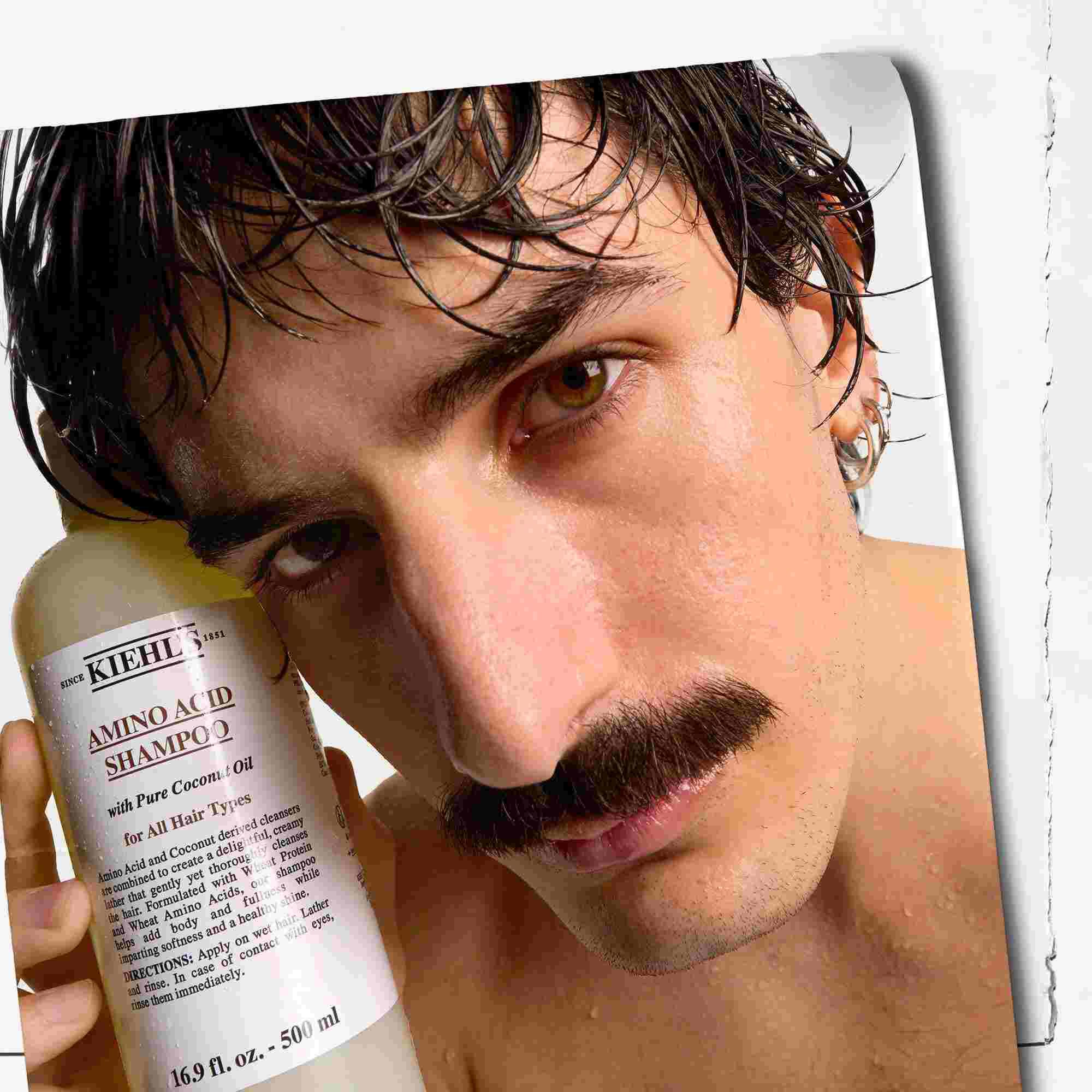 Model s knirem a lahvi šamponu Kiehl's Amino Acid Shampoo