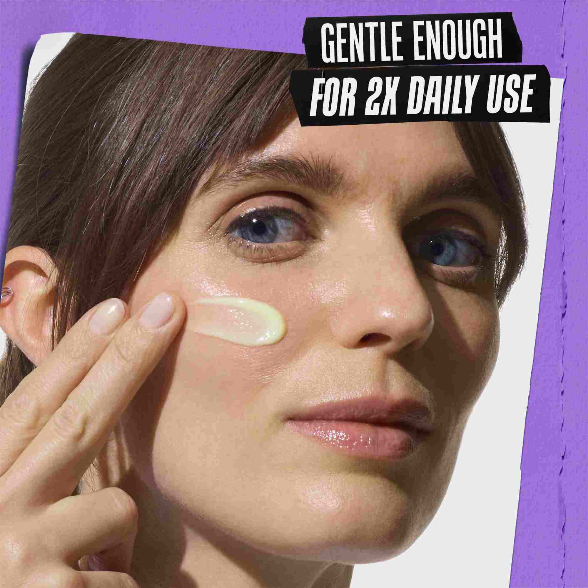 Modelka s ukazkou sera Kiehl's Retinol Skin Renewing Daily Microdose na tvaři