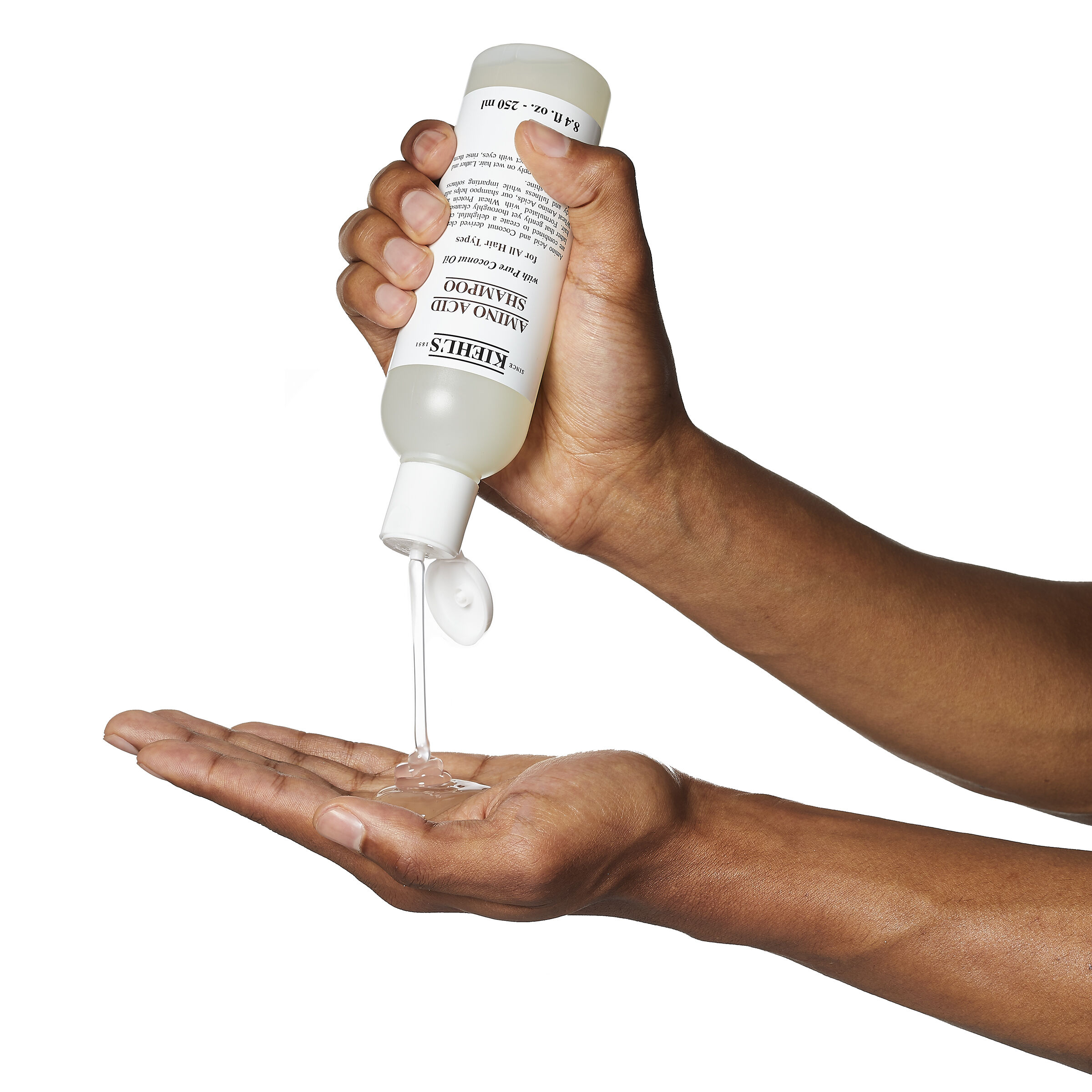 Model s bublinkami na hlavě ze šamponu Kiehl's Amino Acid Shampoo