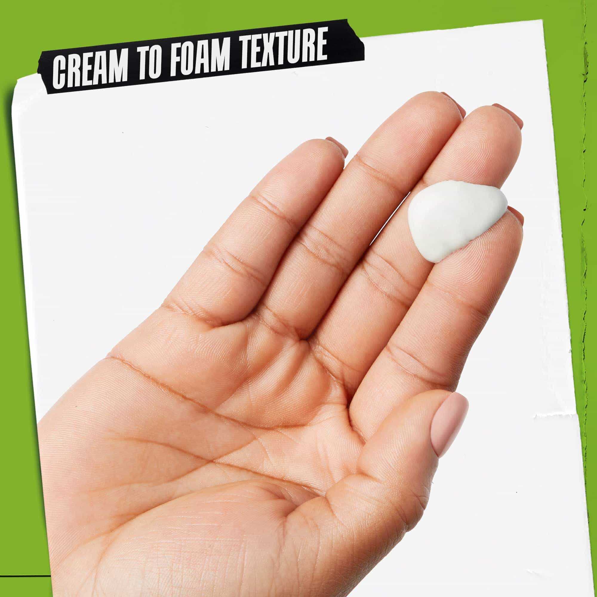 Ruka s Rare Earth Deep Pore Daily Cleanser. Text zdůrazňuje: „Textura měnici se z kremu na pěnu“.