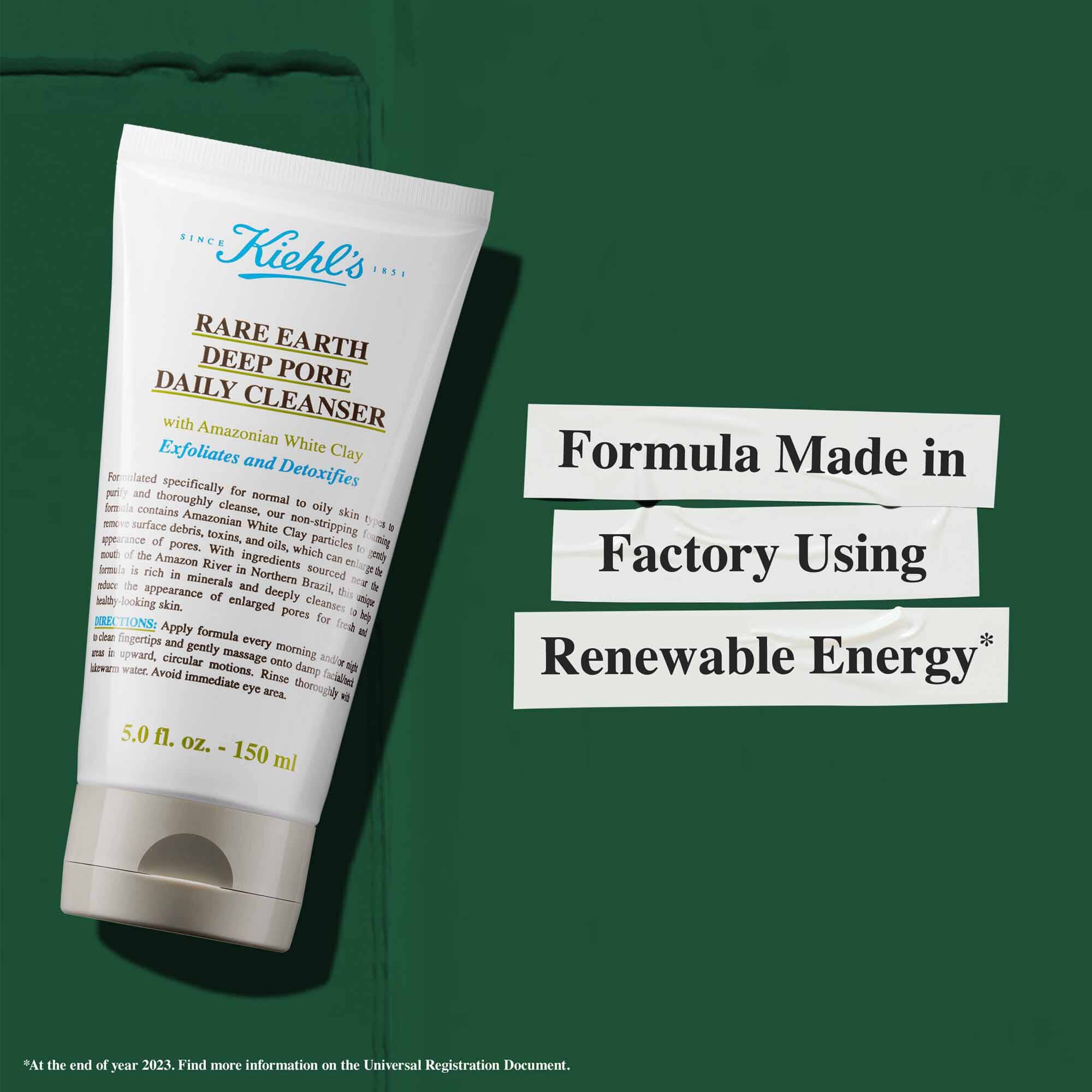 Tuba Rare Earth Deep Pore Daily Cleanser s textem „Složeni vyrobene v tovarně využivajici obnovitelnou energii“, zdůrazňujicim udržitelnost.