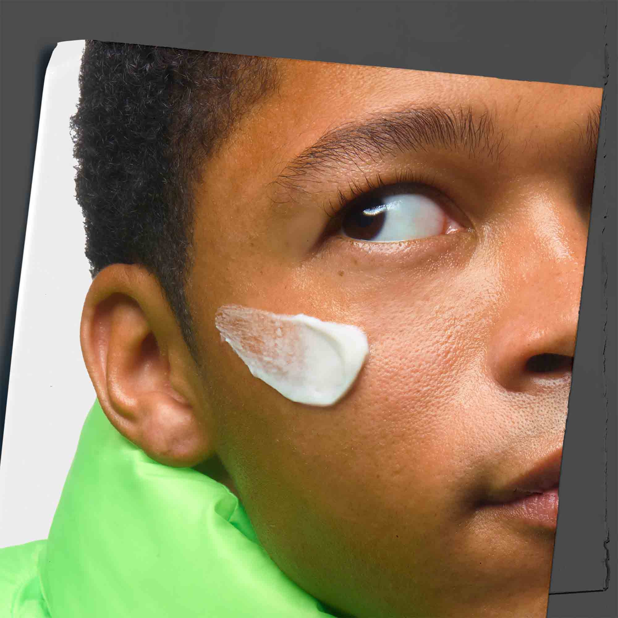 Krem Age Defender Cream Moisturizer naneseny na tvař modelu.