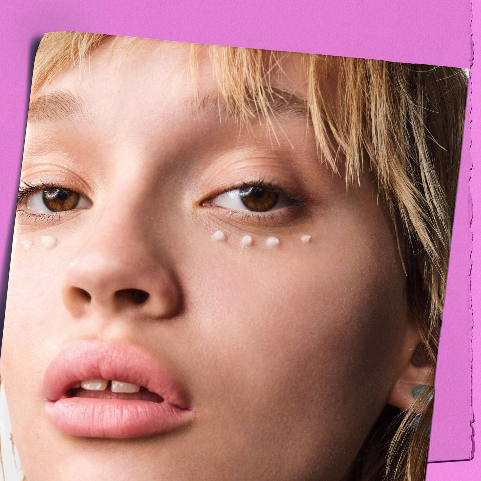 Modelka s tečkami peče Kiehl's Super Multi-Corrective Eye Zone Treatment pod očima