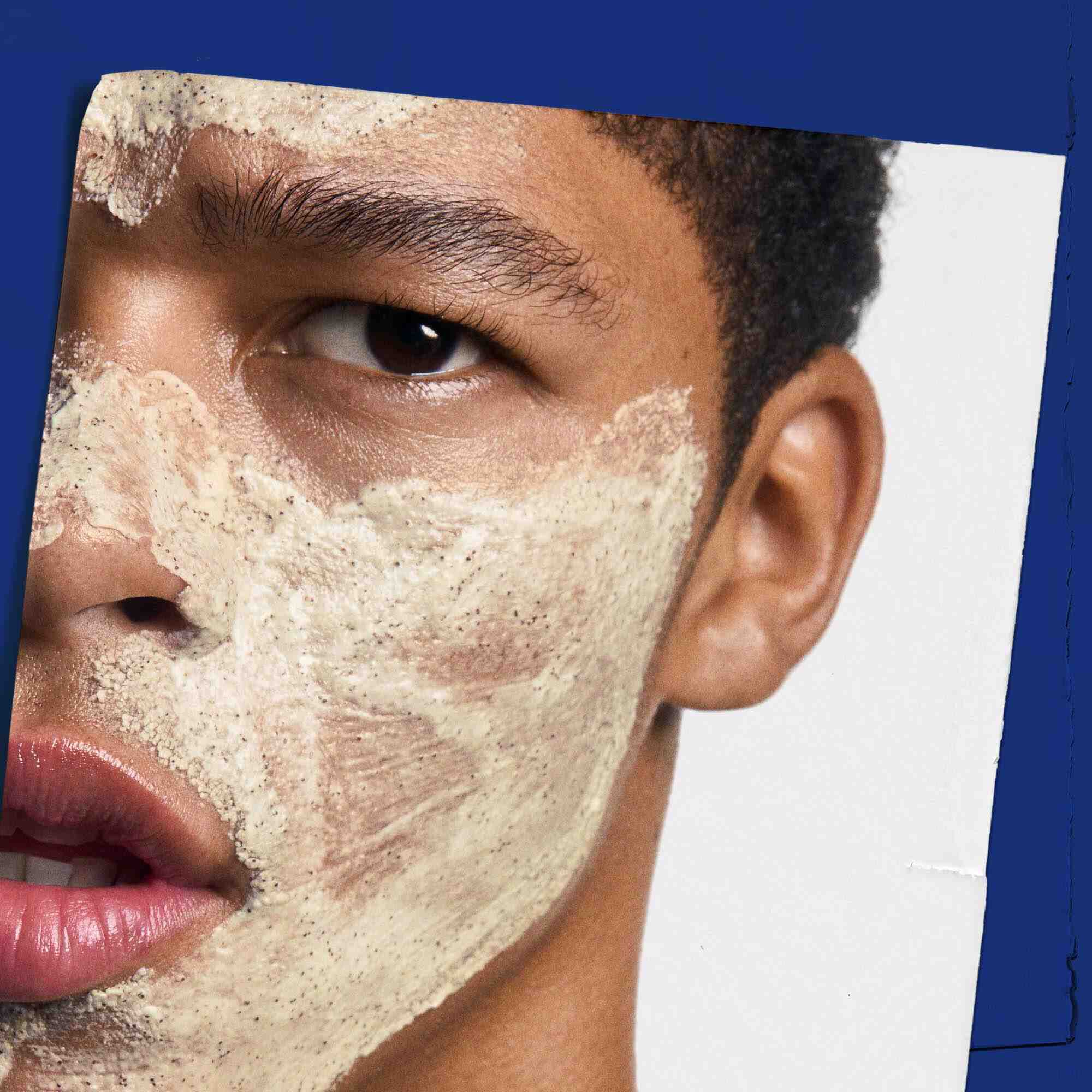 Facial Fuel Energizing Scrub aplikovany na obličej, ilustrujici jeho použiti.
