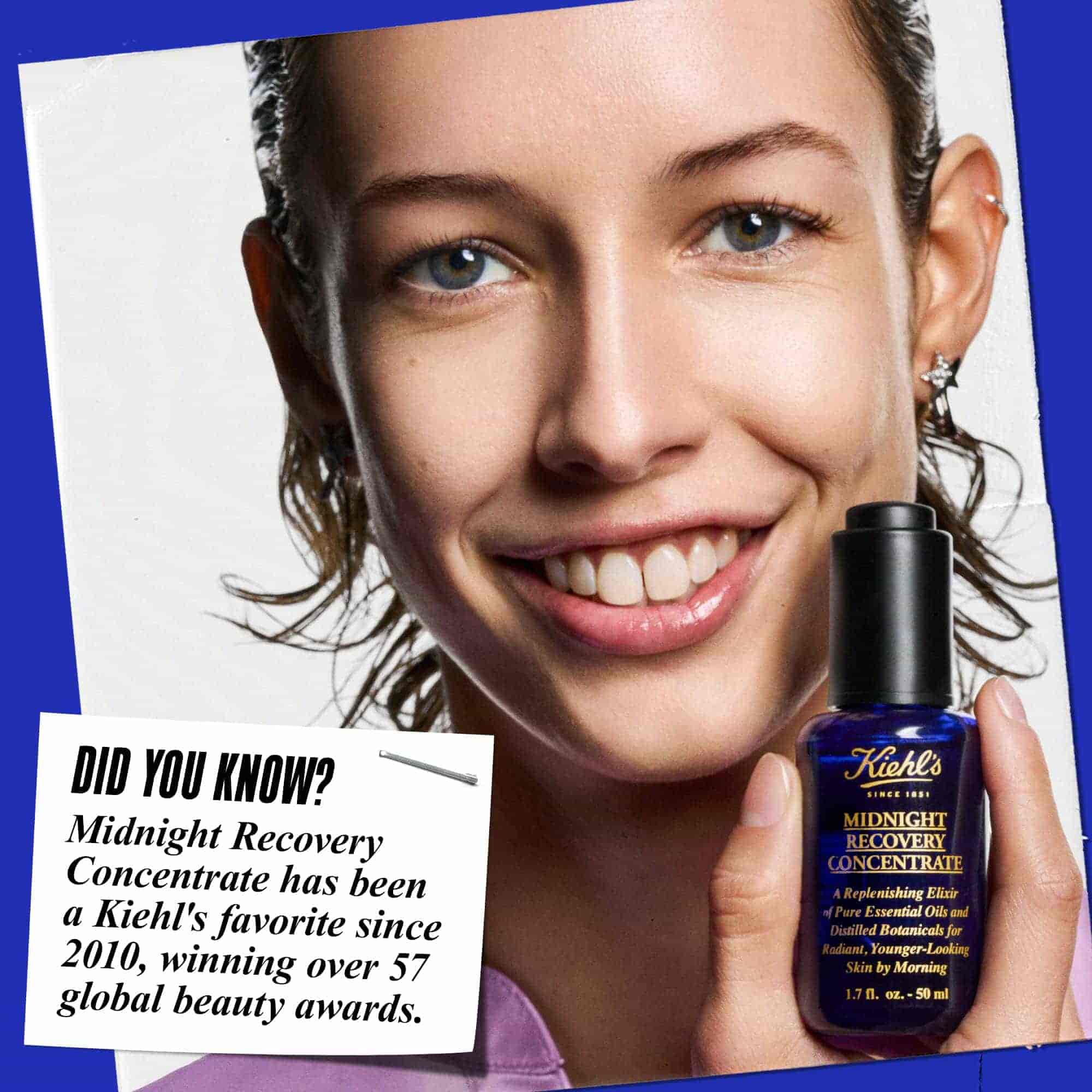Osoba držici lahvičku pleťoveho oleje Midnight Recovery Concentrate s usměvem. Text zni: „Věděli jste? Midnight Recovery Concentrate je oblibenym produktem Kiehl's od roku 2010 a ziskal vice než 57 světovych oceněni za krasu.“