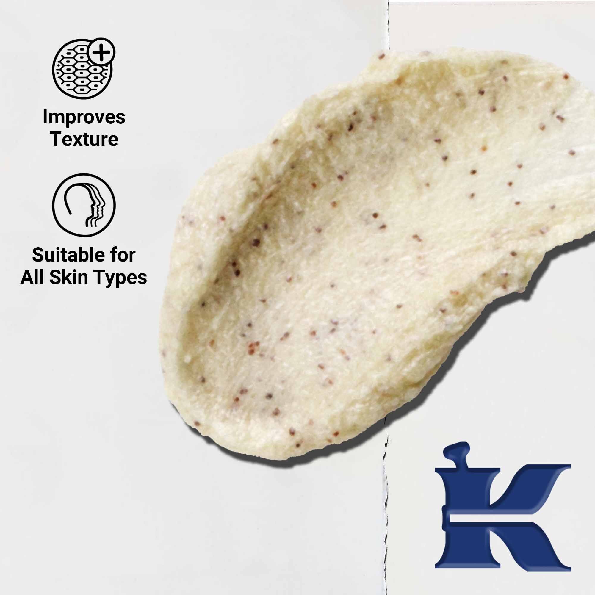 Detail textury Facial Fuel Energizing Scrub. Text zdůrazňuje vhodnost pro všechny typy pleti a povzbuzujici exfoliaci.