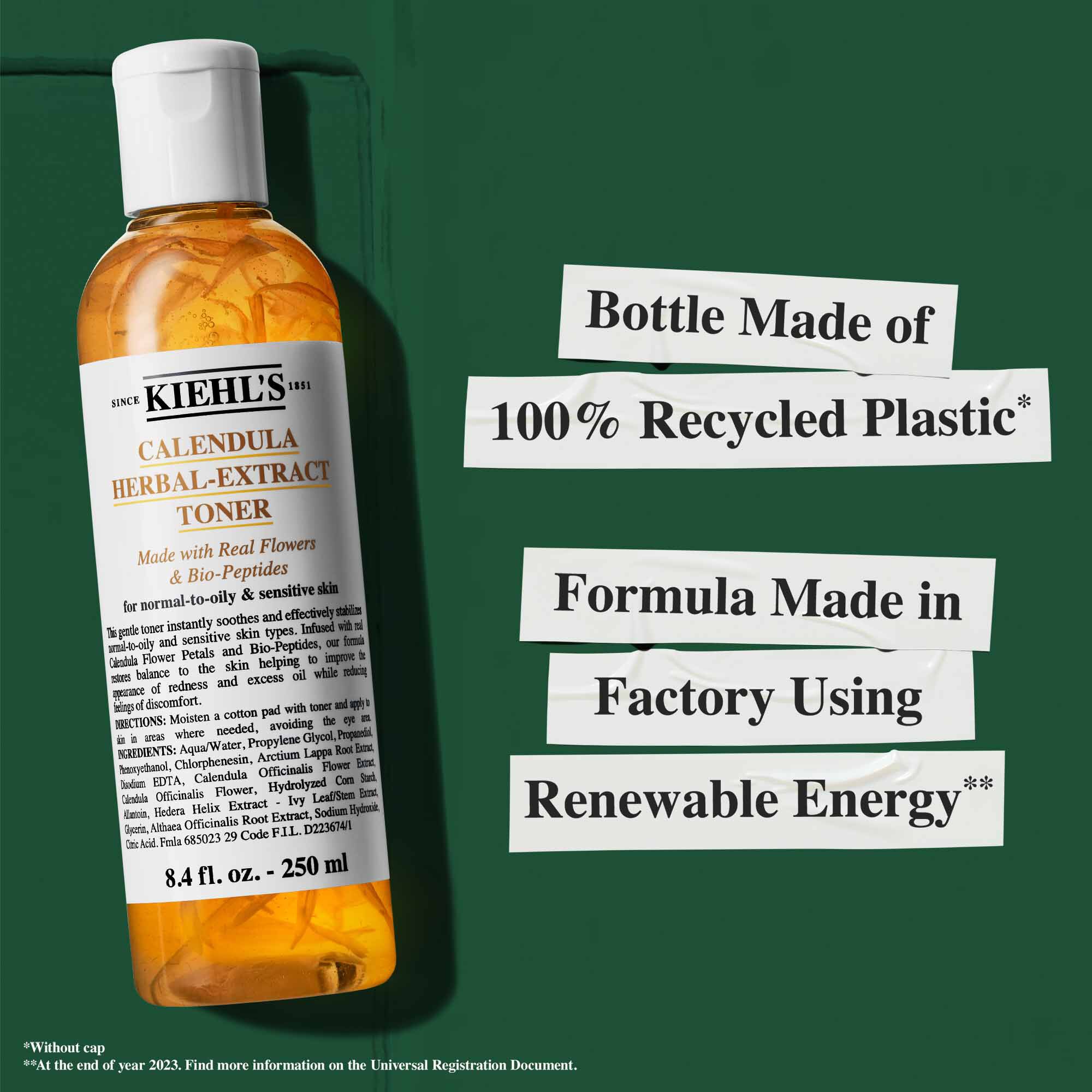 Lahvička Calendula Herbal-Extract Toner s textem zdůrazňujicim udržitelnost: „Lahvička vyrobena ze 100% recyklovaneho plastu“ a „Složeni vyrobene v tovarně využivajici obnovitelnou energii.“