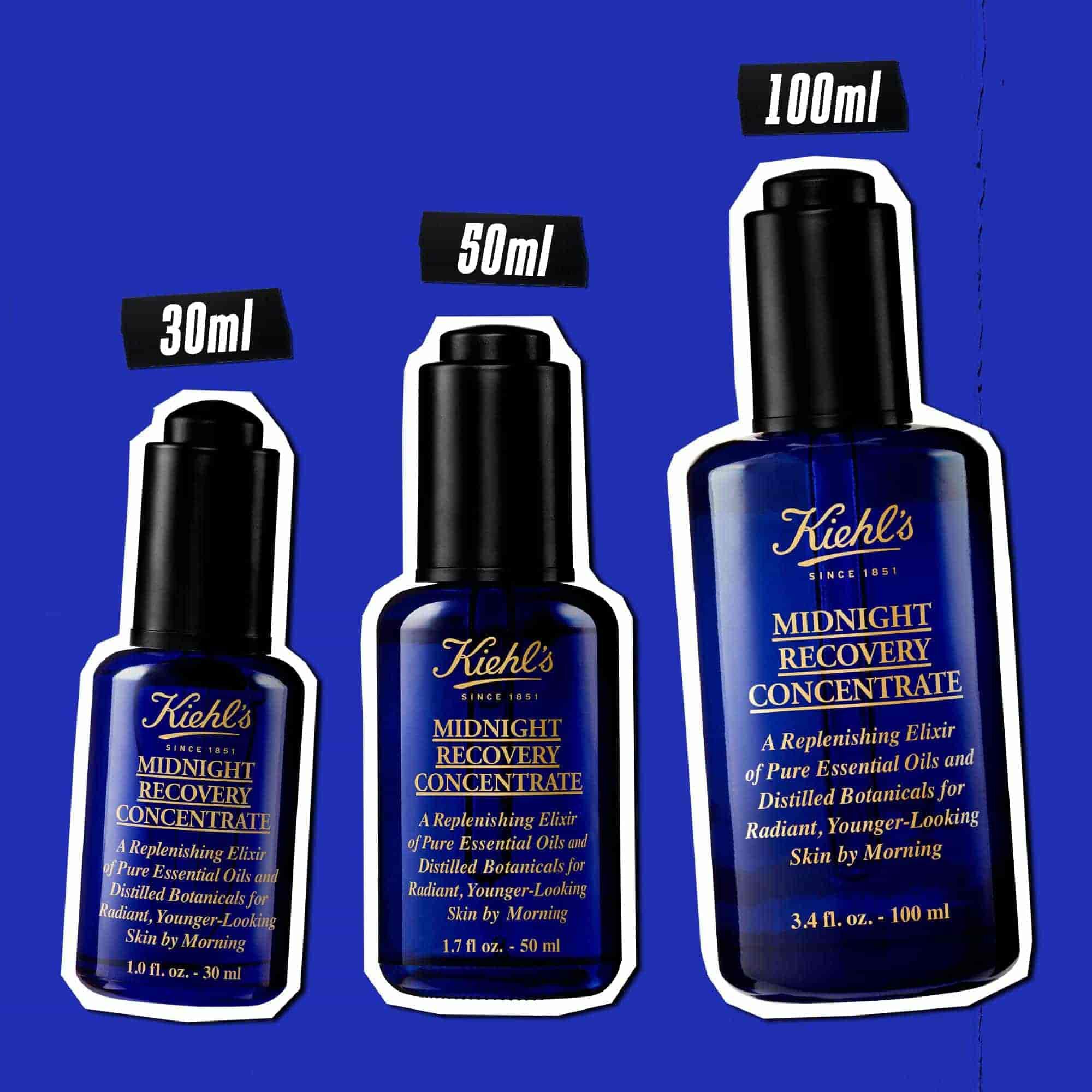 Tři lahvičky pleťoveho oleje Midnight Recovery Concentrate v různych velikostech (30 ml, 50 ml, 100 ml) na modrem pozadi.