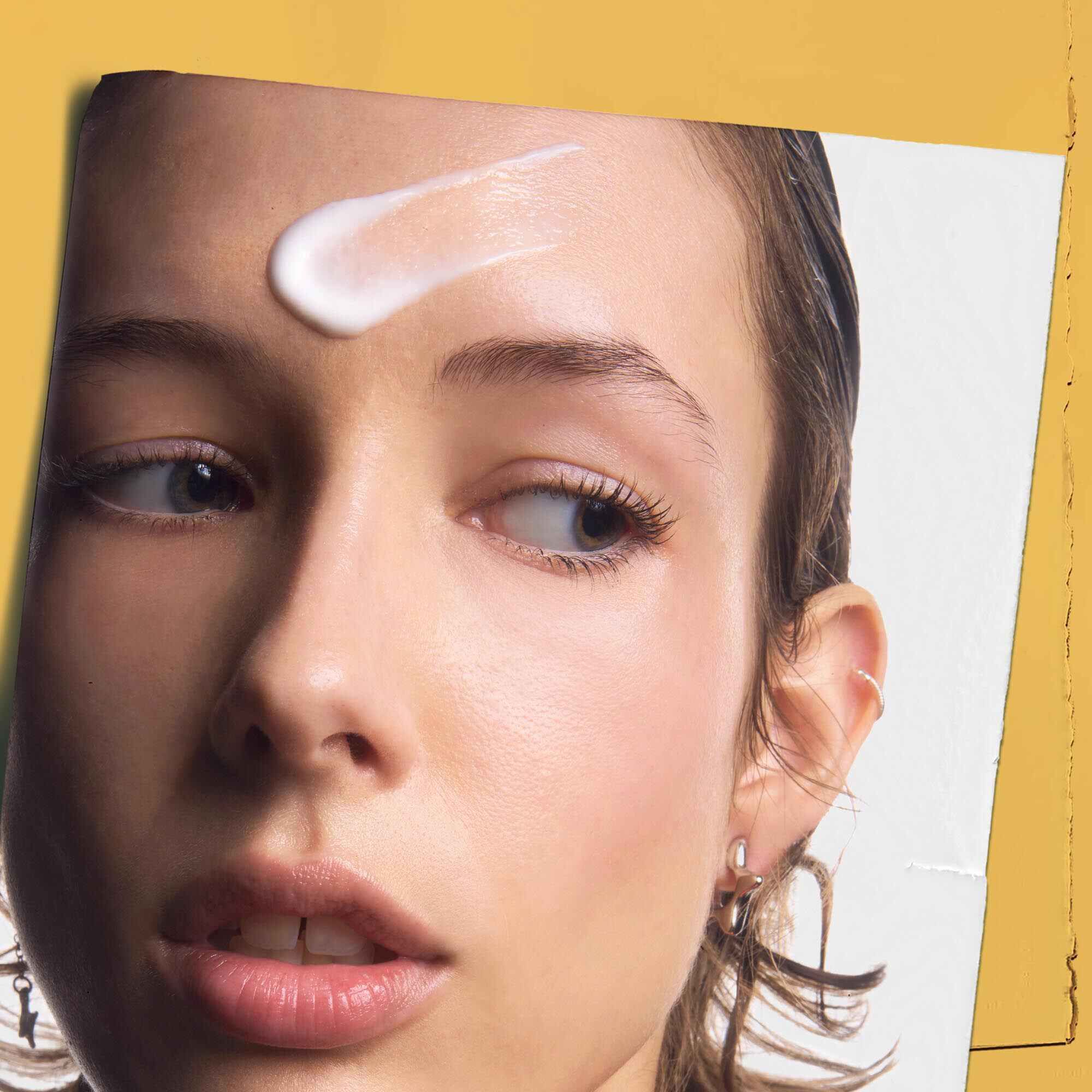 Powerful-Strength Line-Reducing Concentrate aplikovany na čelo osoby, ilustrujici jeho použiti.