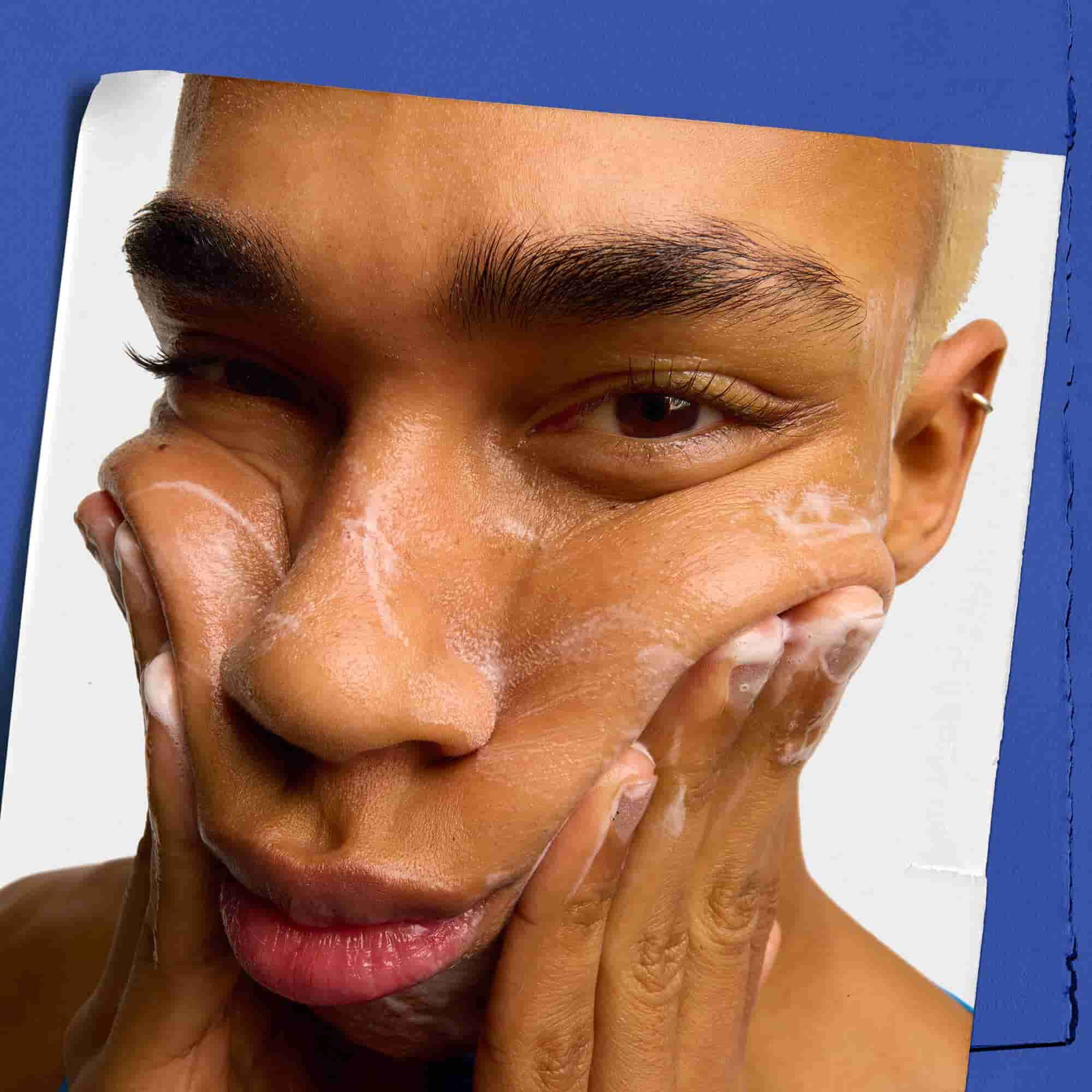 Model použivajici energizujici čistici gel na obličej pro muže Kiehl's Facial Fuel