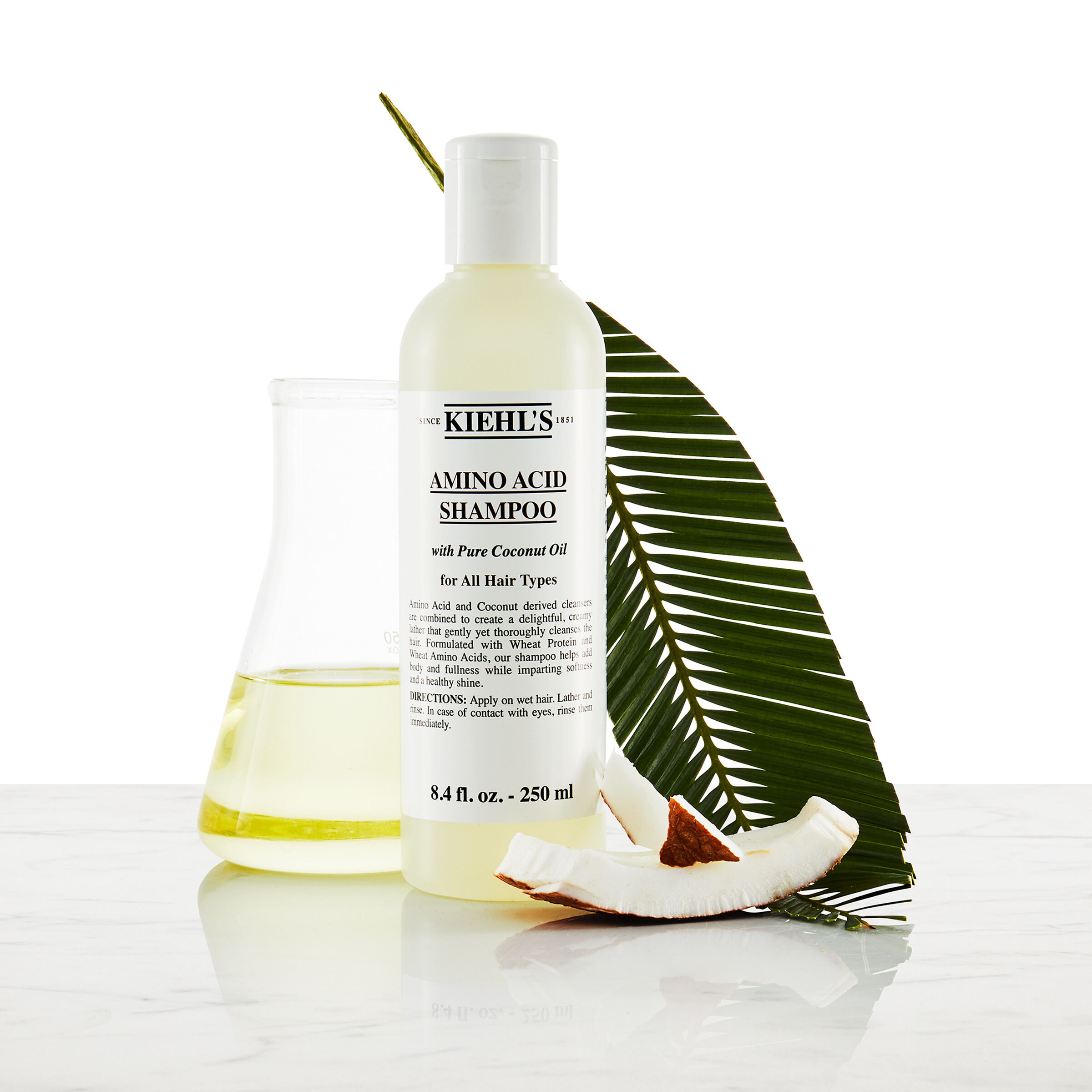 Model s knirem a lahvi šamponu Kiehl's Amino Acid Shampoo