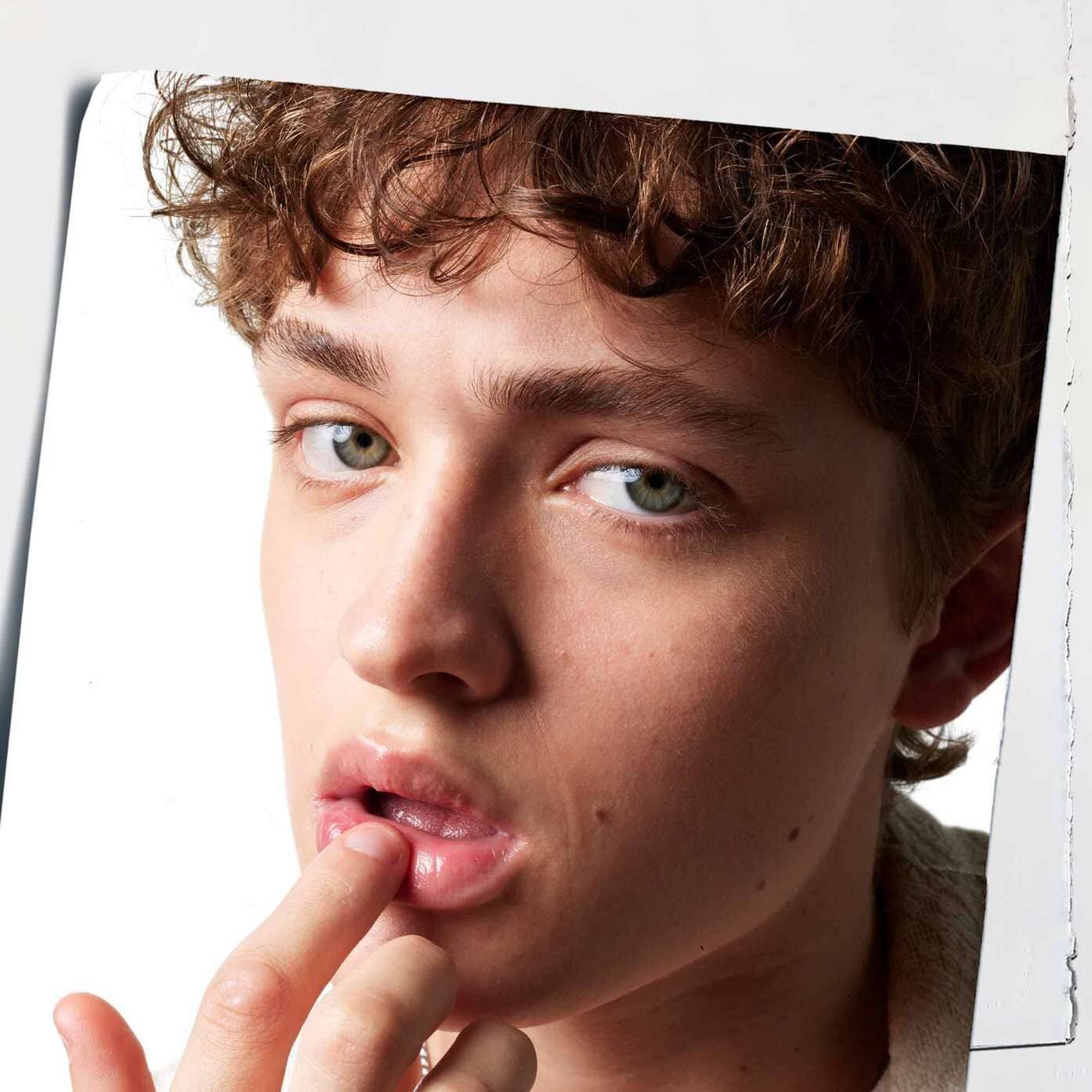 Aplikace balzamu Lip Balm #1 na rty, demonstrujici jeho hydratačni učinek na pleť.