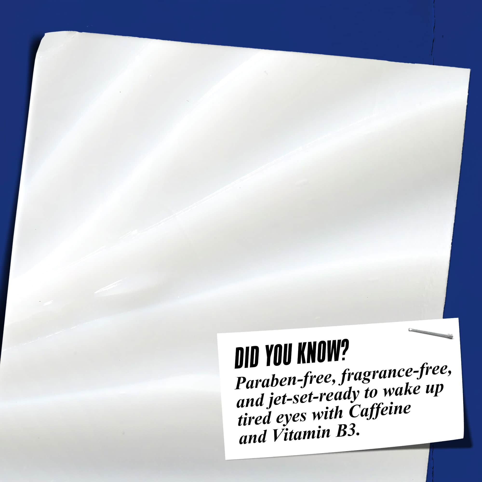 Detail textury Facial Fuel Eye Fuel. Text zni: „Věděli jste? Bez parabenů, bez parfemace a bez mineralnich olejů pro probuzeni unavenych oči s vitaminem B3 a kofeinem.“