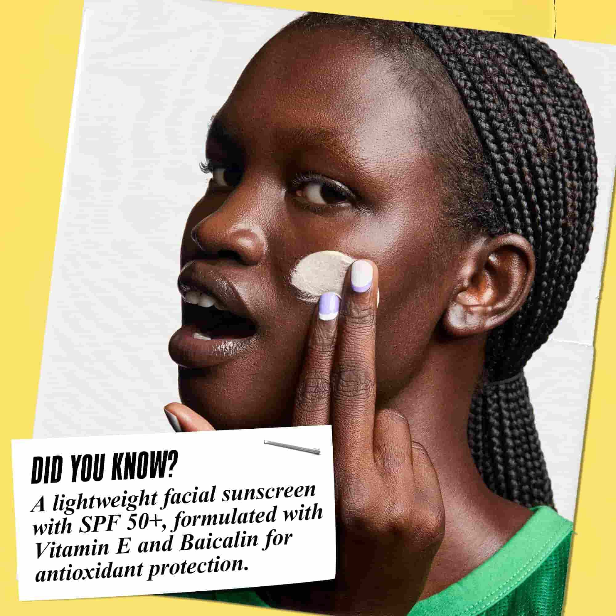 Ultra-Light Daily UV Defense aplikovany na obličej. Text zni: „Věděli jste? Lehky opalovaci krem na obličej s SPF 50+, formulovany s vitaminem E a baicalinem pro antioxidačni ochranu.“