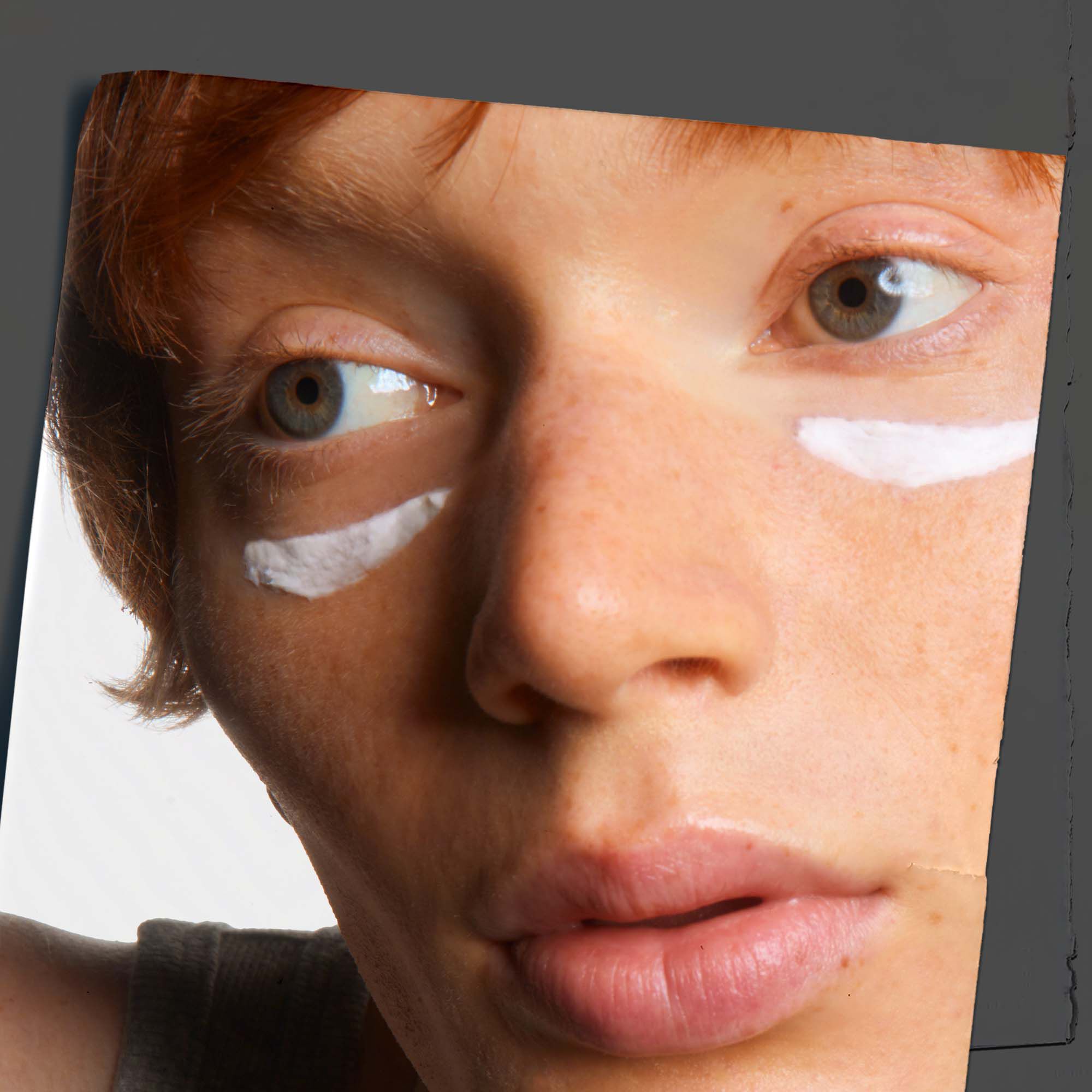 Detail pokožky ukazujici aplikaci očniho kremu Kiehl's Age Defender Eye Repair.