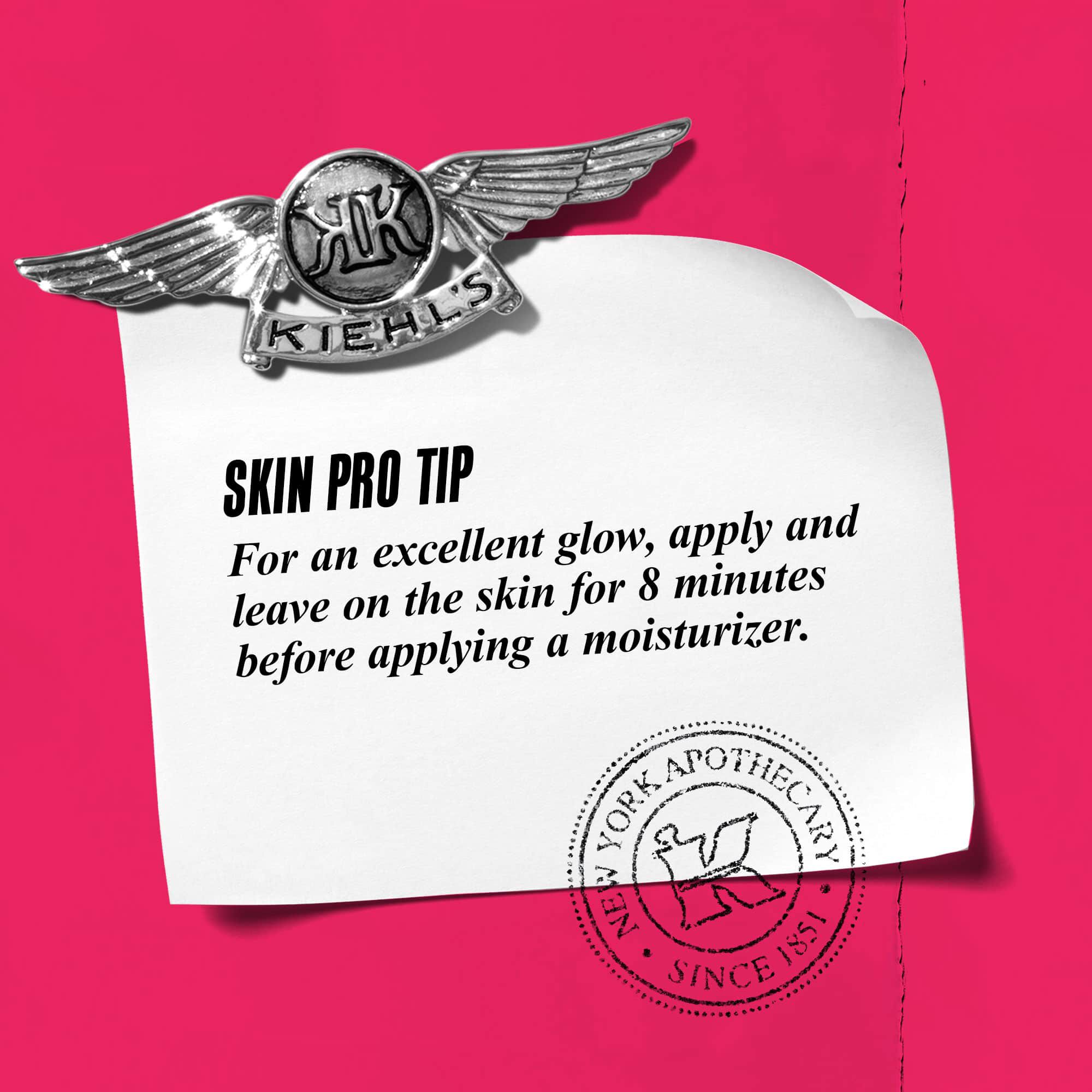 Grafika s textem: „Tip odbornika: Pro vynikajici zaři aplikujte a nechte působit na pleti 5 minut před nanesenim hydratačniho kremu.“