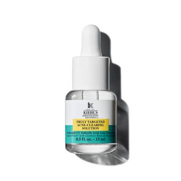 15ml lahvička Kiehl's Truly-Targeted Blemish-Clearing Solution na bilem pozadi.