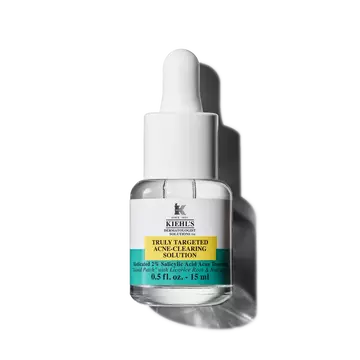 15ml lahvička Kiehl's Truly-Targeted Blemish-Clearing Solution na bilem pozadi.