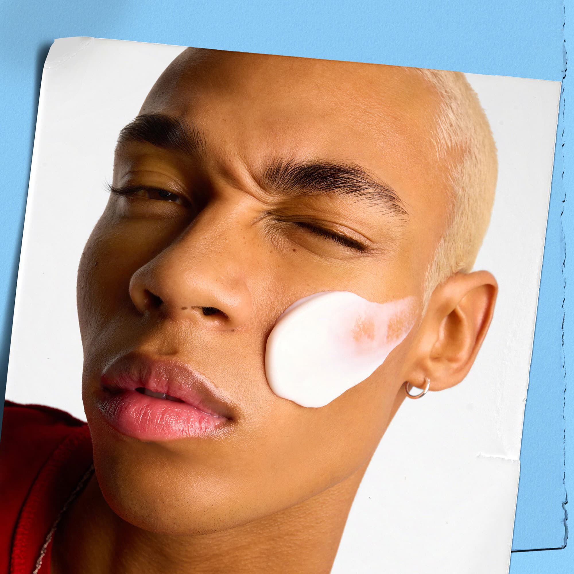 Modelka nanašejici krem Kiehl's Ultra Facial Cream na tvař