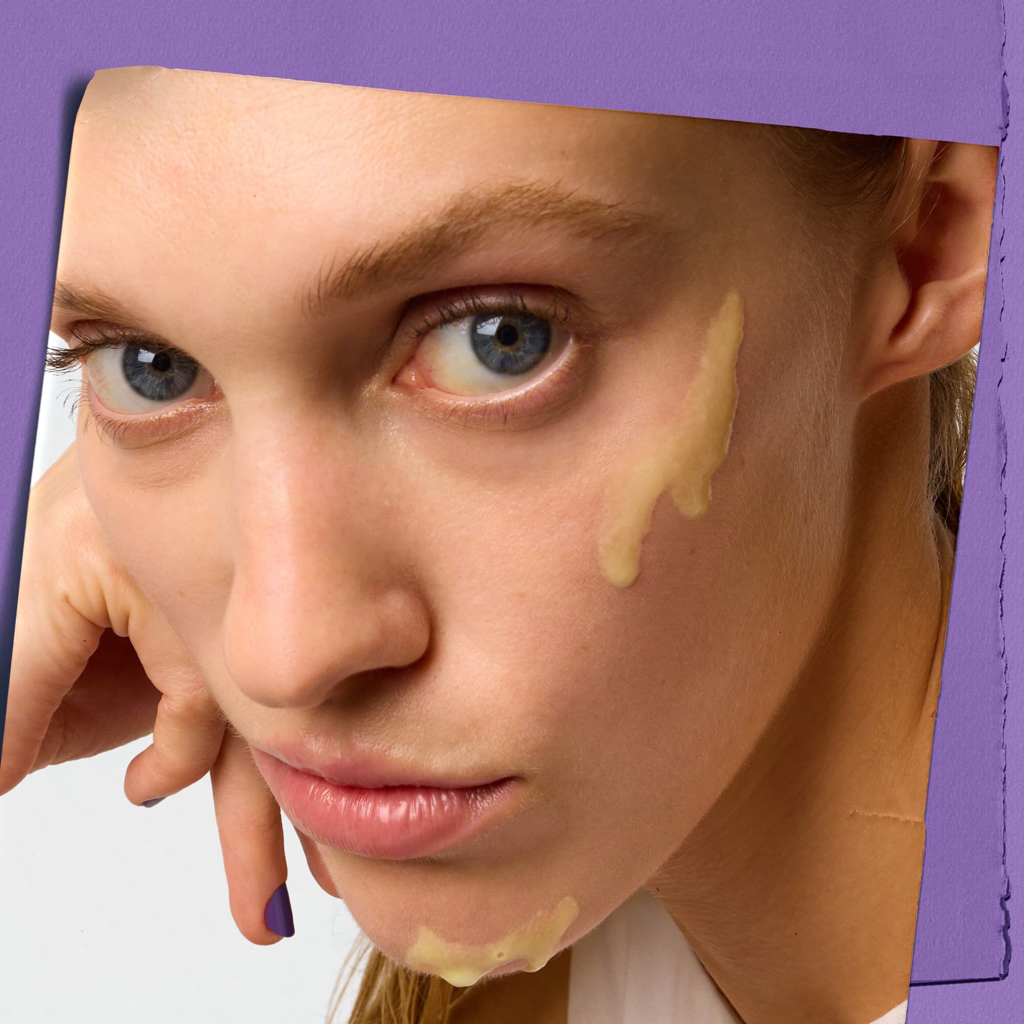 Modelka s ukazkou nočniho sera proti vraskam Kiehl's Retinol Fast Release na tvaři