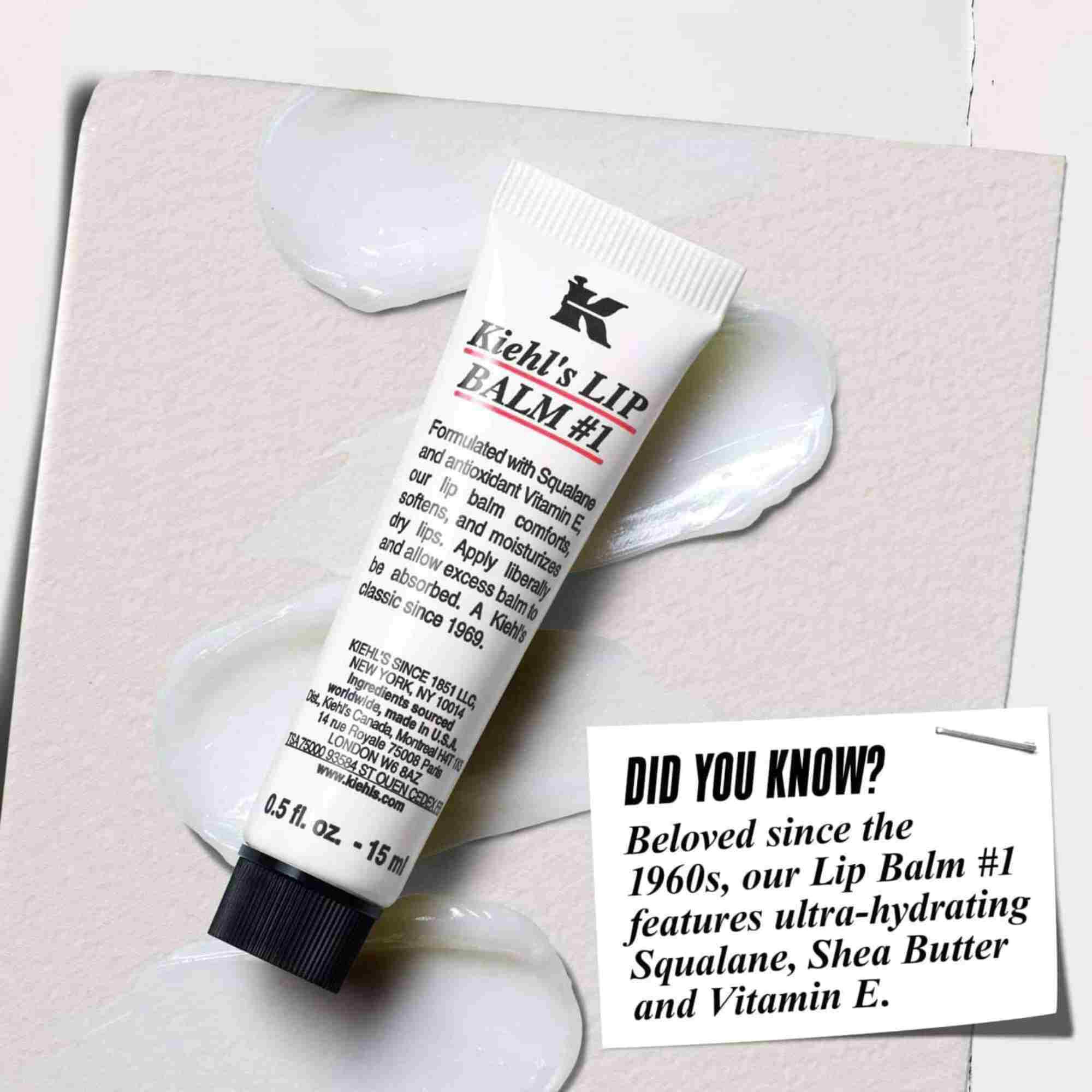 Tuba balzamu Lip Balm #1 na bilem povrchu s textem: „Věděli jste? Složeni se skvalanem, bambuckym maslem a vitaminem E pro hydratovane, hladši rty.“