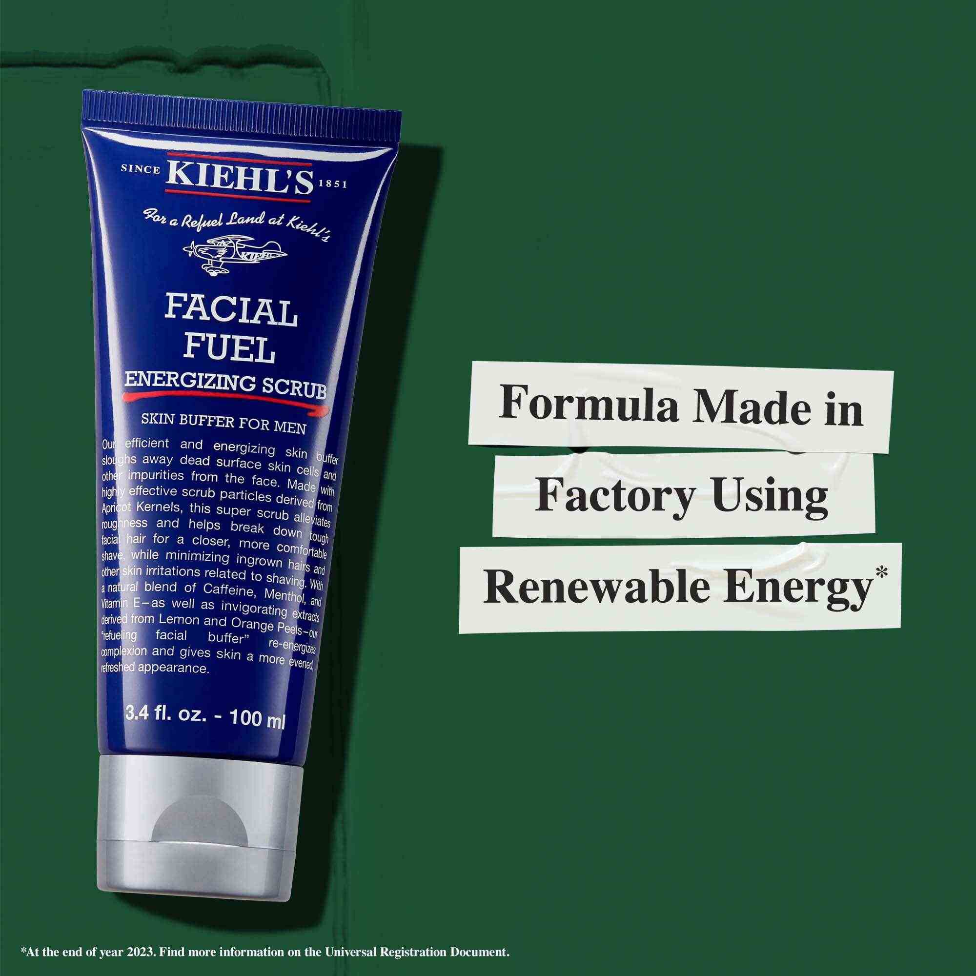 Tuba Facial Fuel Energizing Scrub s textem zdůrazňujicim udržitelnost: „Složeni vyrobene v tovarně využivajici obnovitelnou energii.“