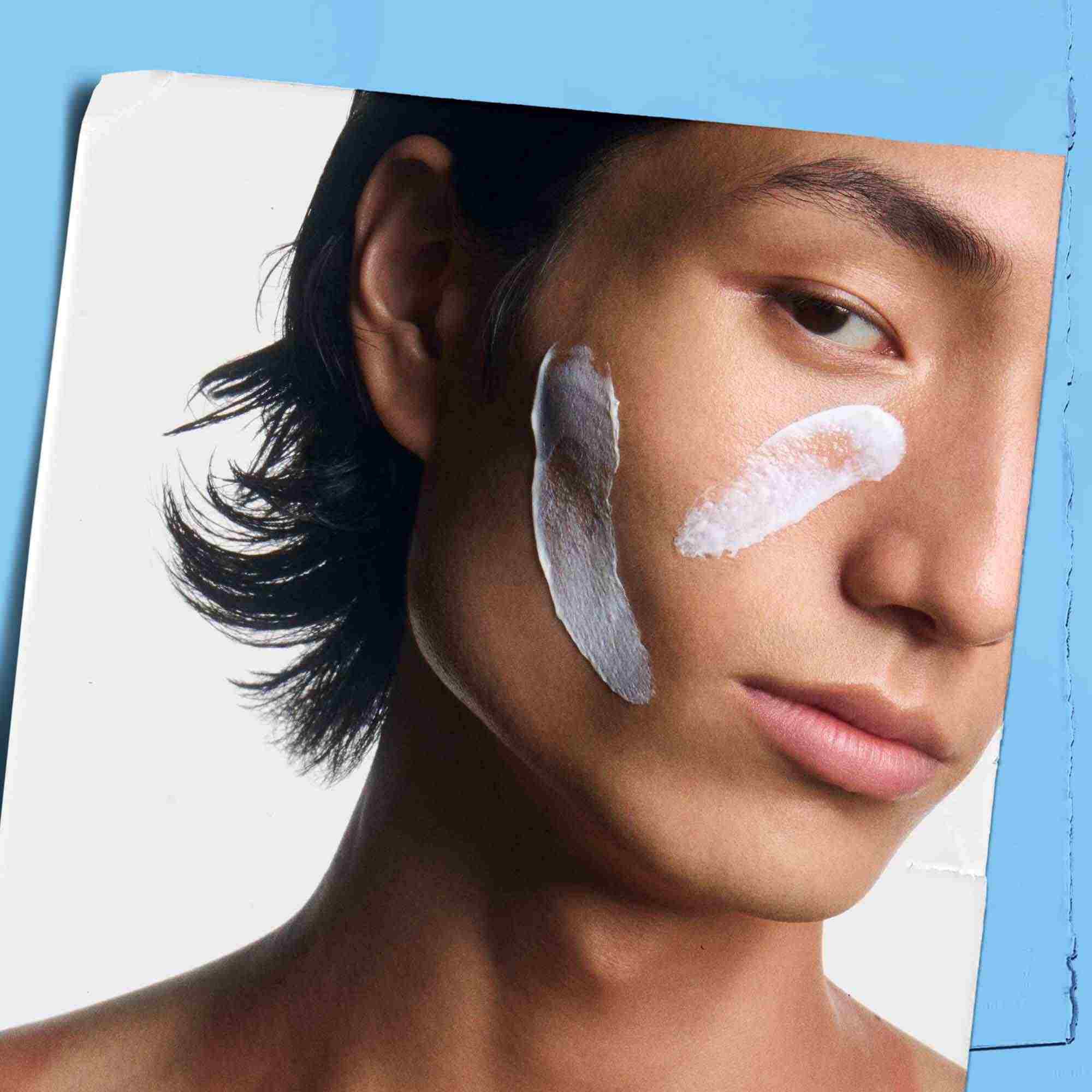 Ultra Facial Cream SPF 30 naneseny na tvař modela.