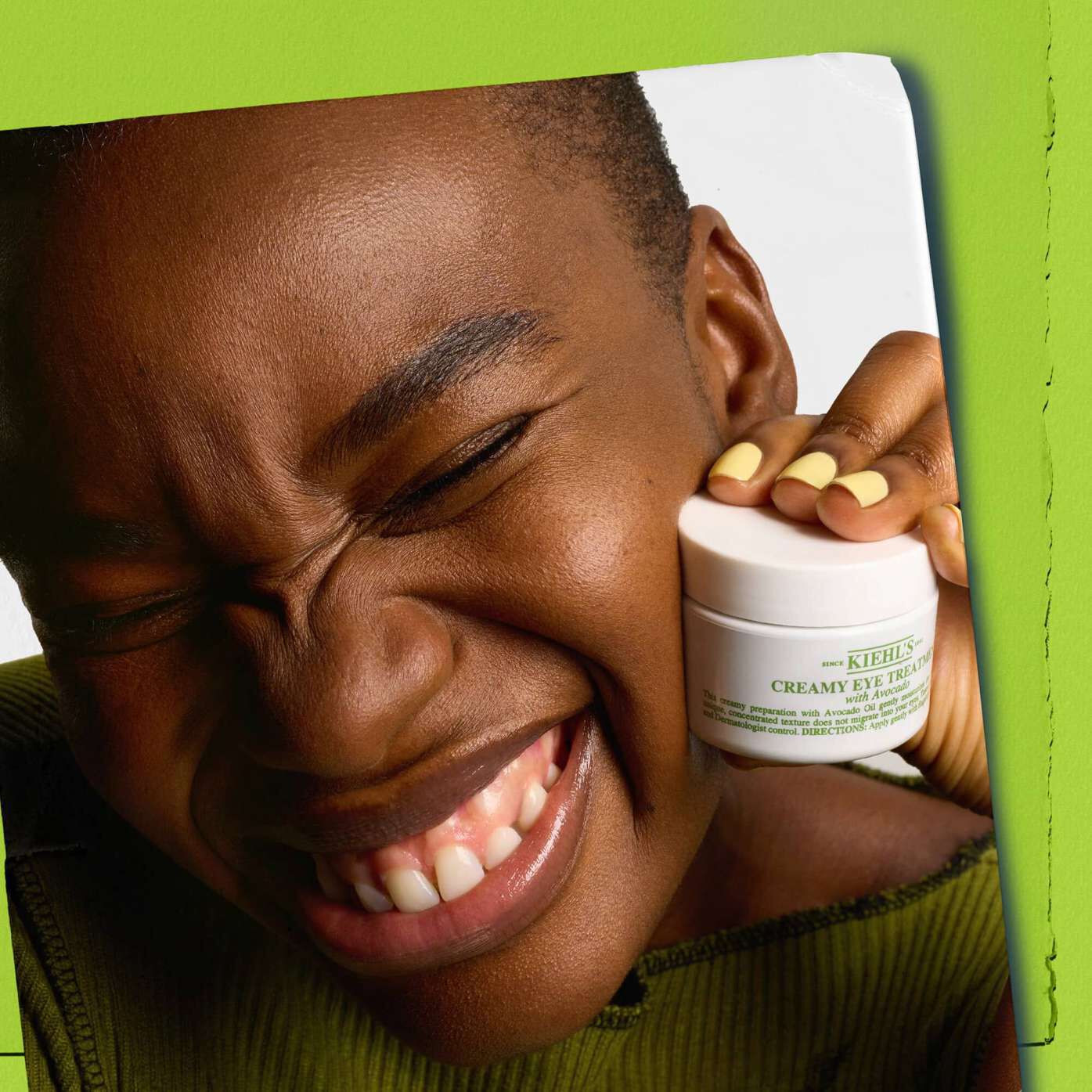 Modelka držici skleničku Kiehl's Creamy Eye Treatment with Avocado