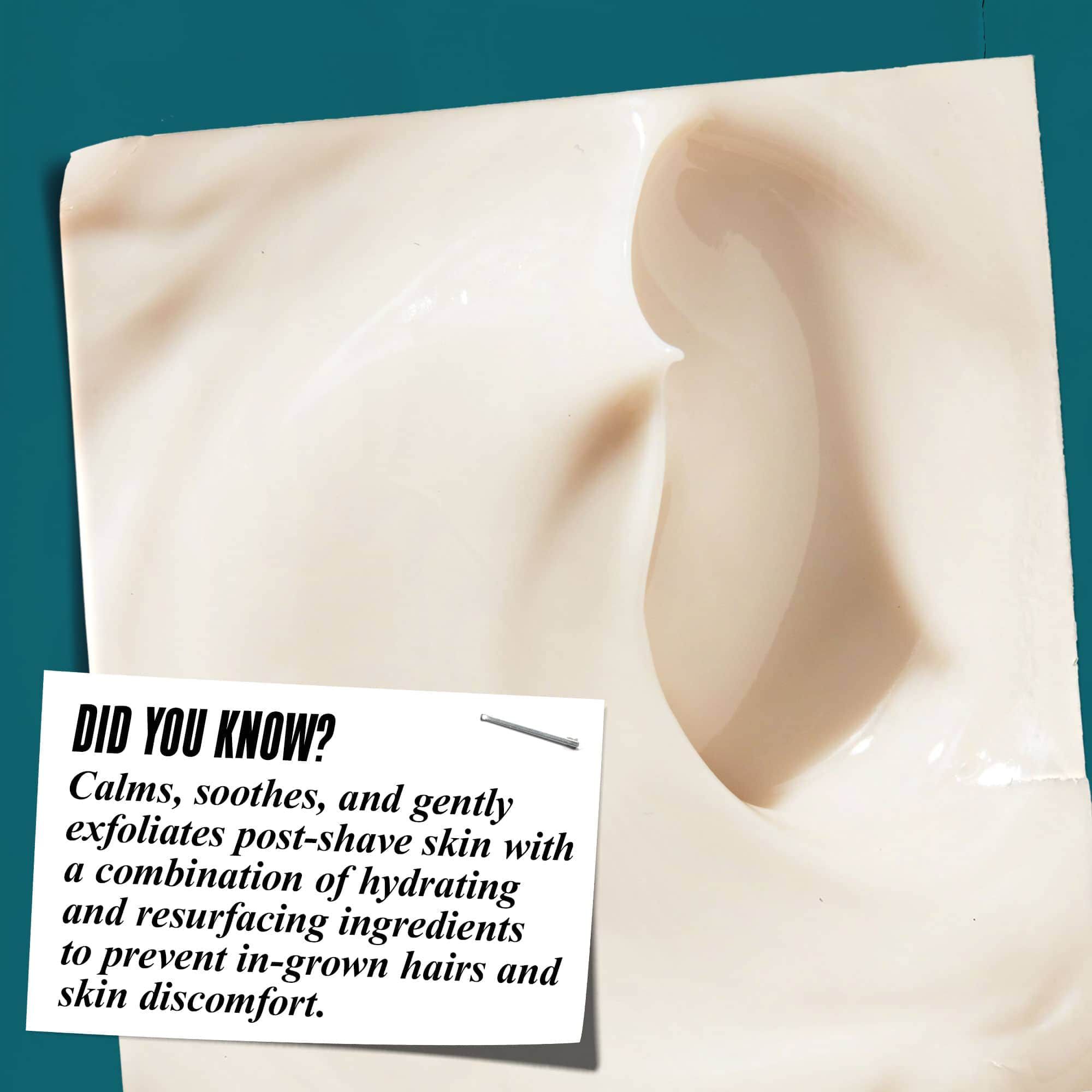 Detail textury Close Shavers Squadron Smooth Glider Precision Shave Lotion. Text zni „Věděli jste? Zklidňuje, tiši a jemně exfoliuje pokožku po holeni pomoci hydratačnich a omlazujicich složek, čimž redukuje pupinky po holeni a nepohodli pleti.“