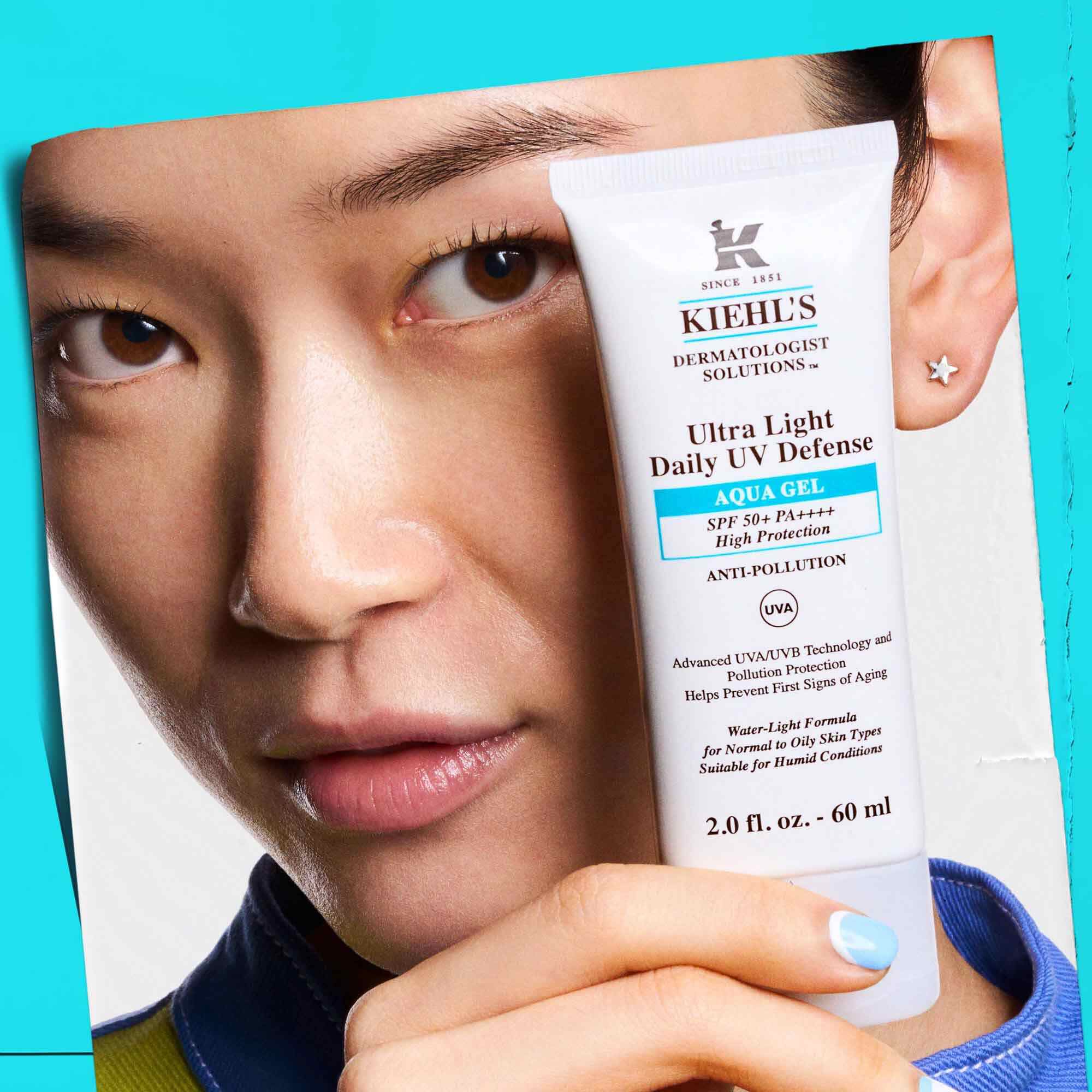 Modelka držici tubu Ultra Light Daily UV Defense Aqua Gel, ukazujici jeho přenosnost a snadne použiti.