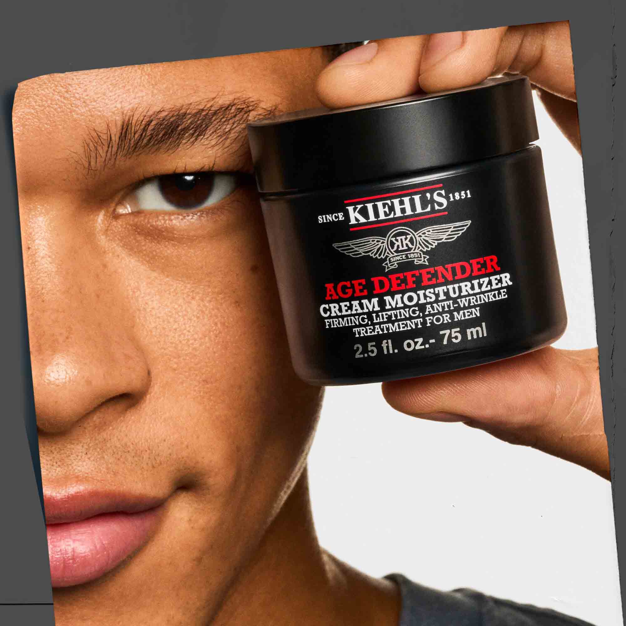 Model držici krem Age Defender Cream Moisturizer, ukazka snadneho použiti.