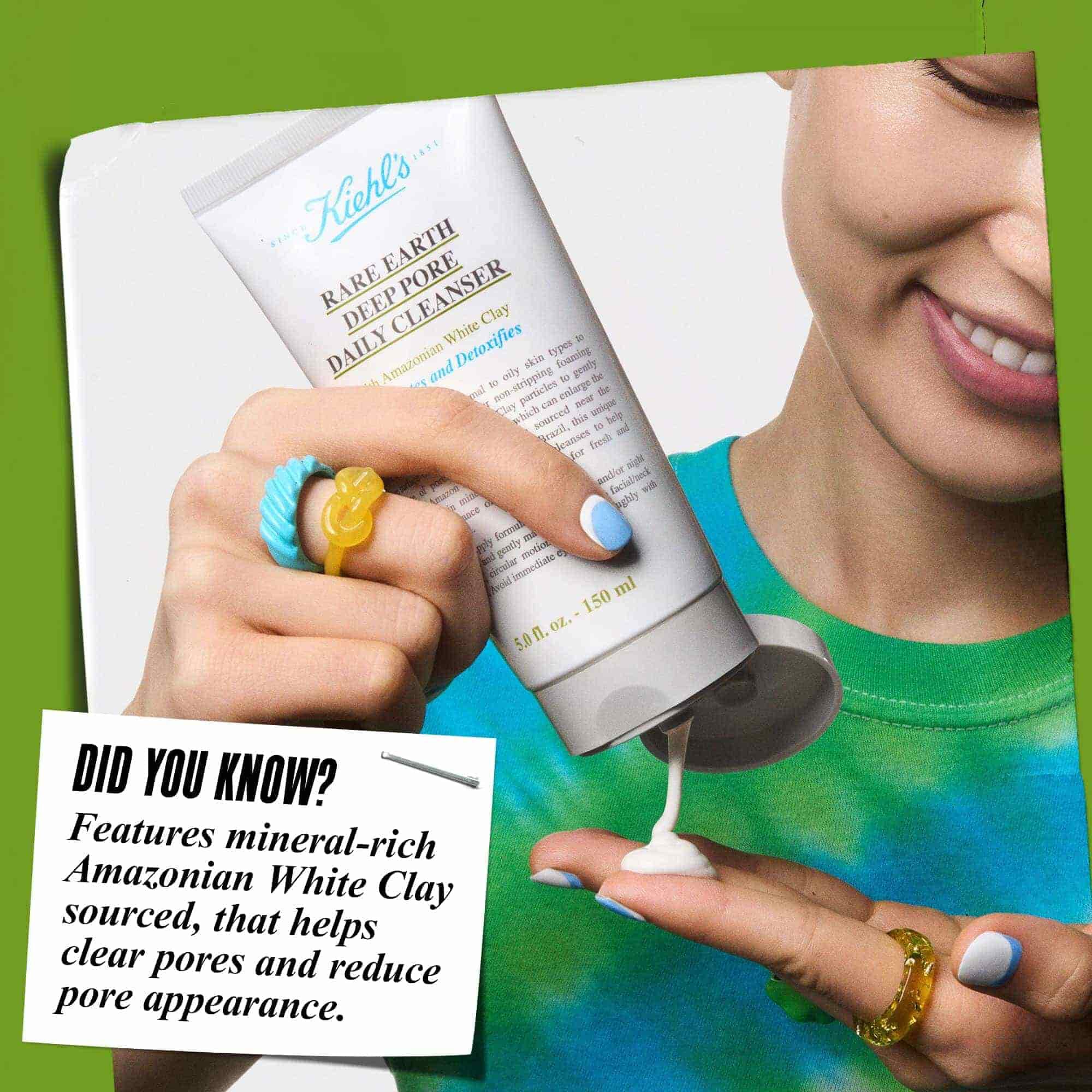 Ruka davkujici Rare Earth Deep Pore Daily Cleanser na konečky prstů. Text zni: „Věděli jste? Formulovano s amazonskym bilym jilem, ktery pomaha čistit pory a redukovat jejich vzhled.“