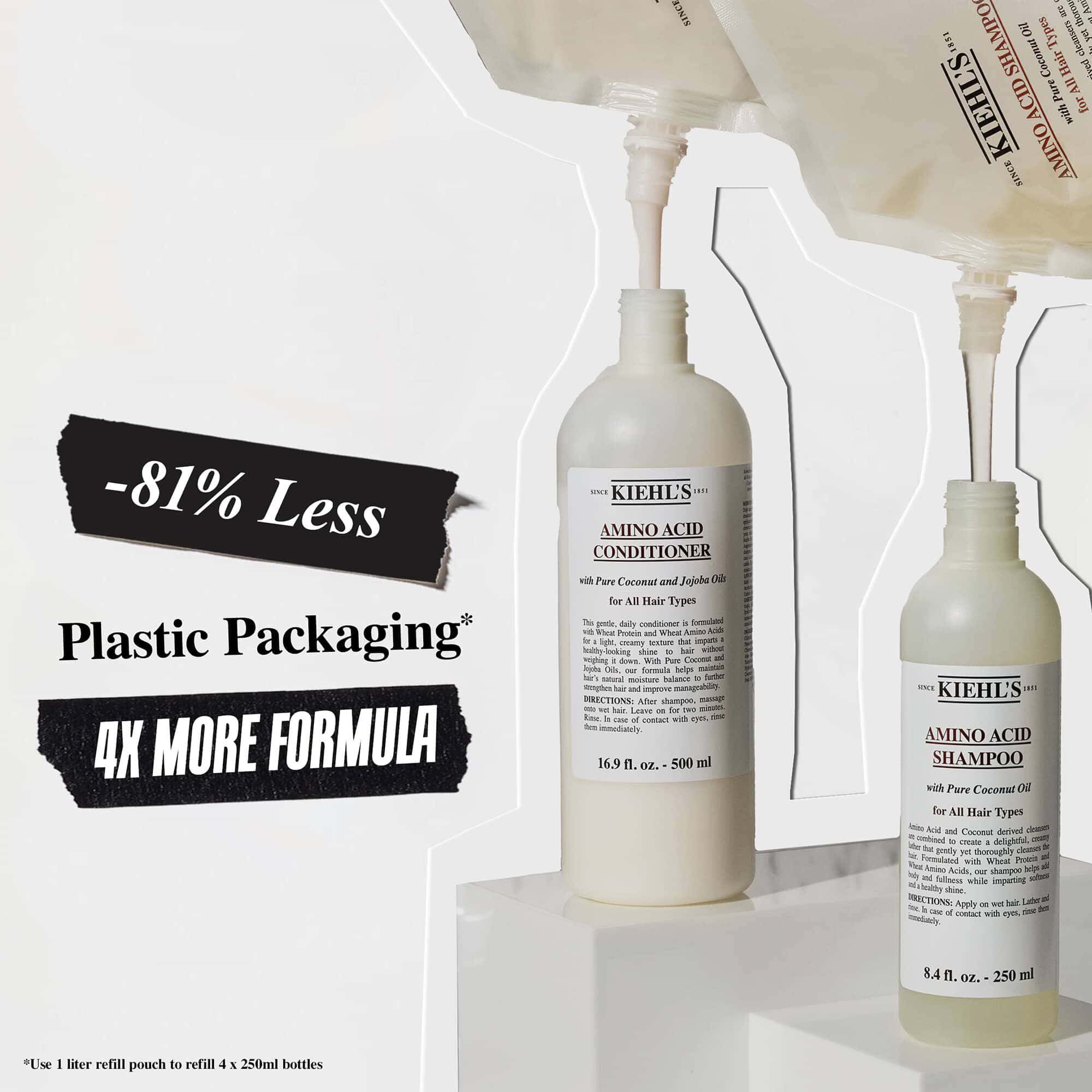 Lahve šamponu a kondicioneru Kiehl's Amino Acid s propagačnim textem zdůразňujicim o 81 % meně plastovych obalů a 4x vice složeni.